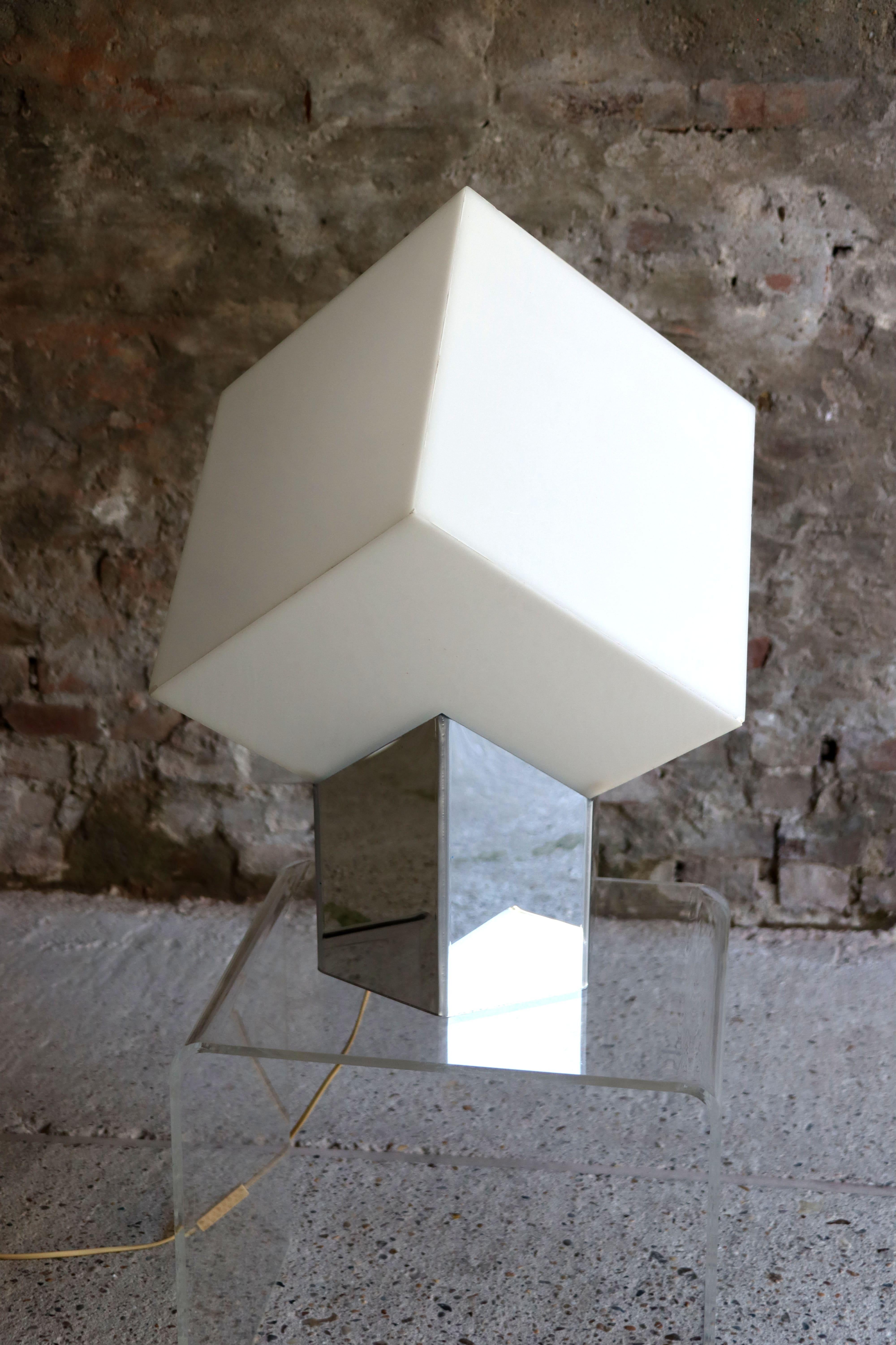 This incredibly rare lamp is designed by Paul Driessen for Raak in 1974. It appears to have a floating opaline perspex cube. The design dates from the same year the first cube-houses by Piet Blom were built, which almost have the same structure.