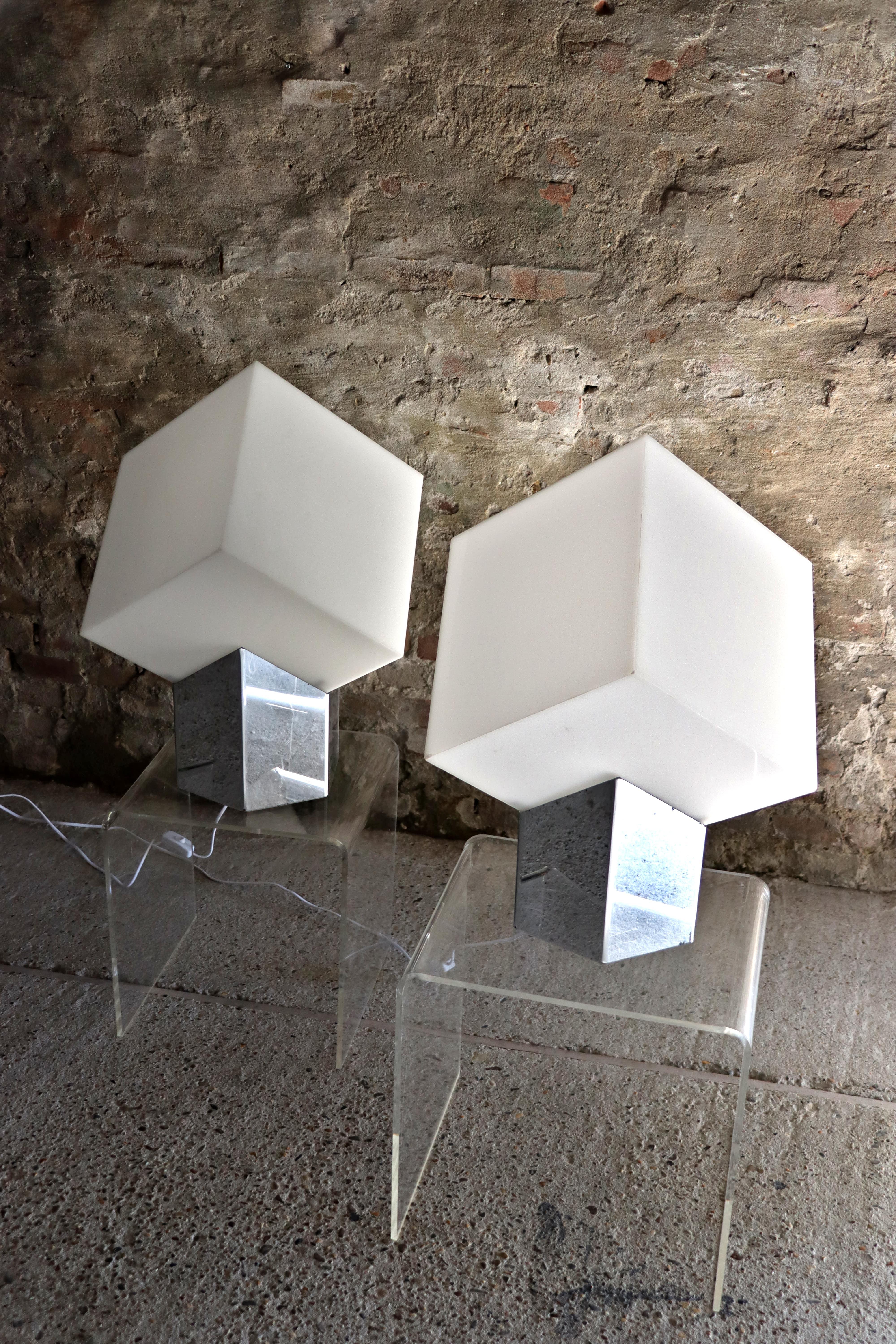 Diese unglaublich seltene Lampe wurde 1974 von Paul Driessen für Raak entworfen. Es scheint einen schwebenden Opal-Plexiglaswürfel zu haben. Der Entwurf stammt aus demselben Jahr, in dem die ersten Würfelhäuser von Piet Blom gebaut wurden, die fast