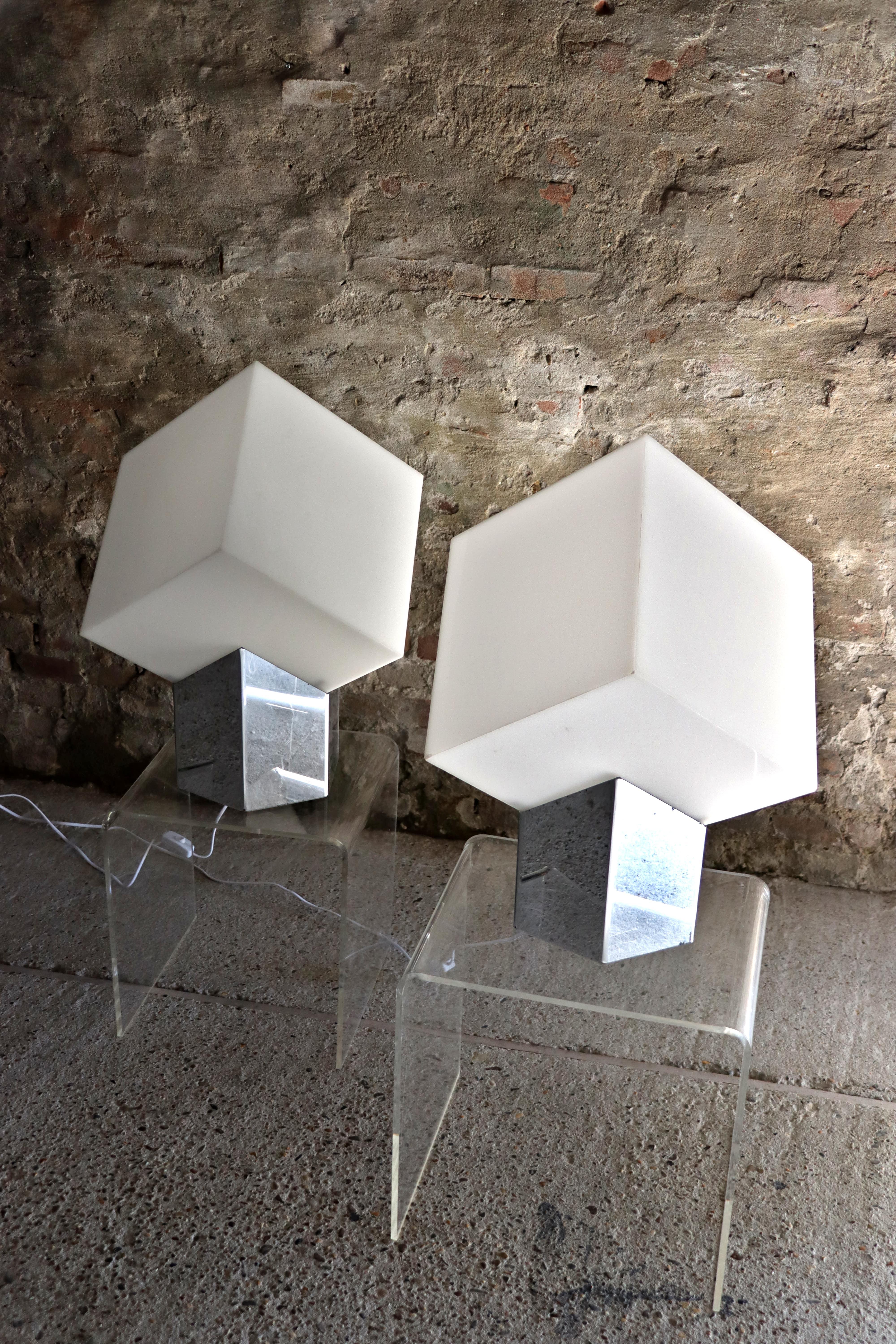 This incredibly rare lamp is designed by Paul Driessen for Raak in 1974. It appears to have a floating opaline perspex cube. The design dates from the same year the first cube-houses by Piet Blom were built, which almost have the same structure.