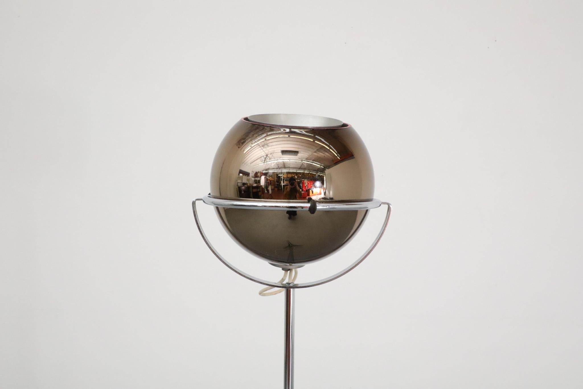 Lampadaire Raak 'Globe 2000' en verre fumé Design/One par Frank Ligtelijn, années 1950 en vente 3