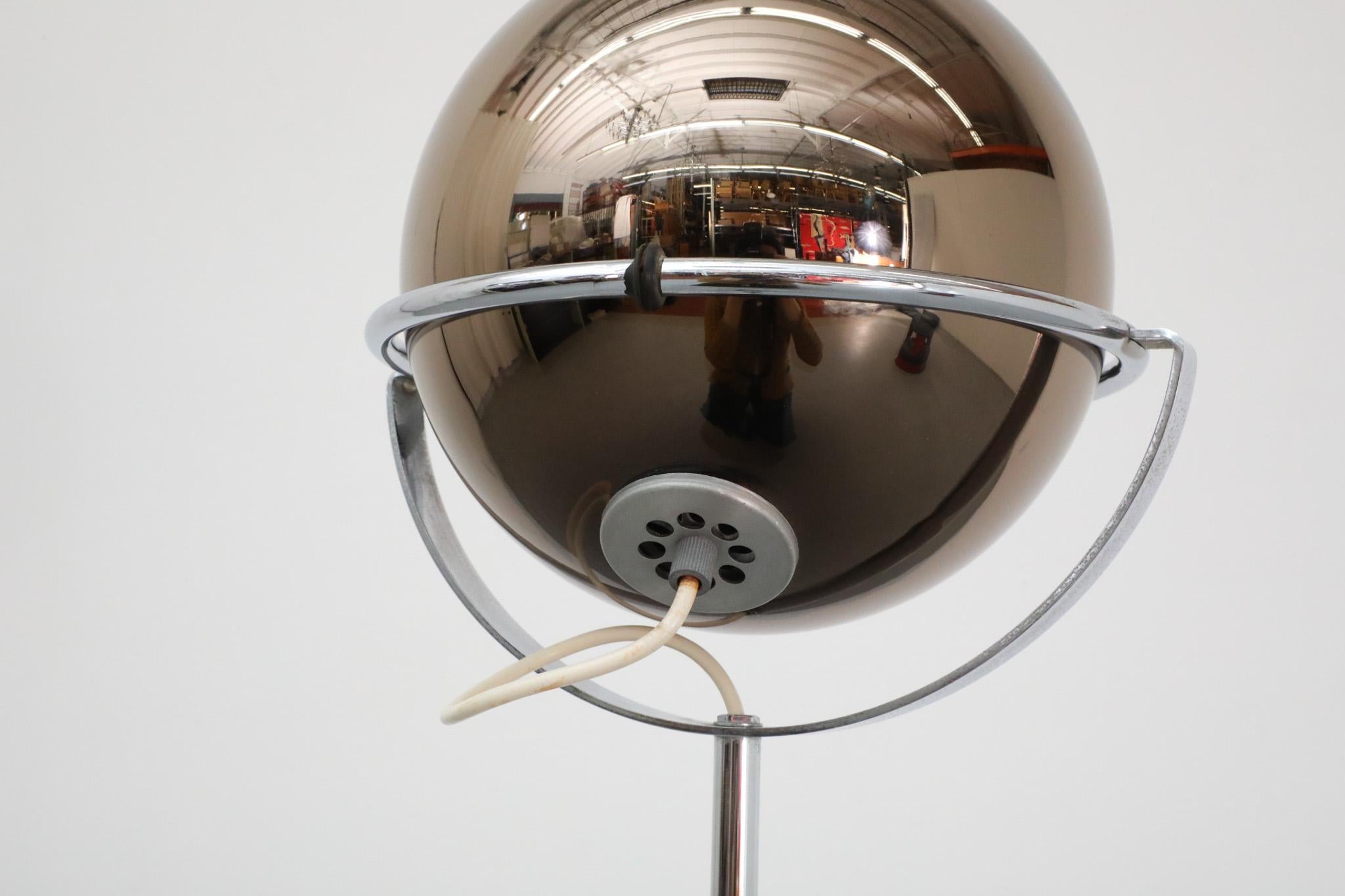Lampadaire Raak 'Globe 2000' en verre fumé Design/One par Frank Ligtelijn, années 1950 en vente 5