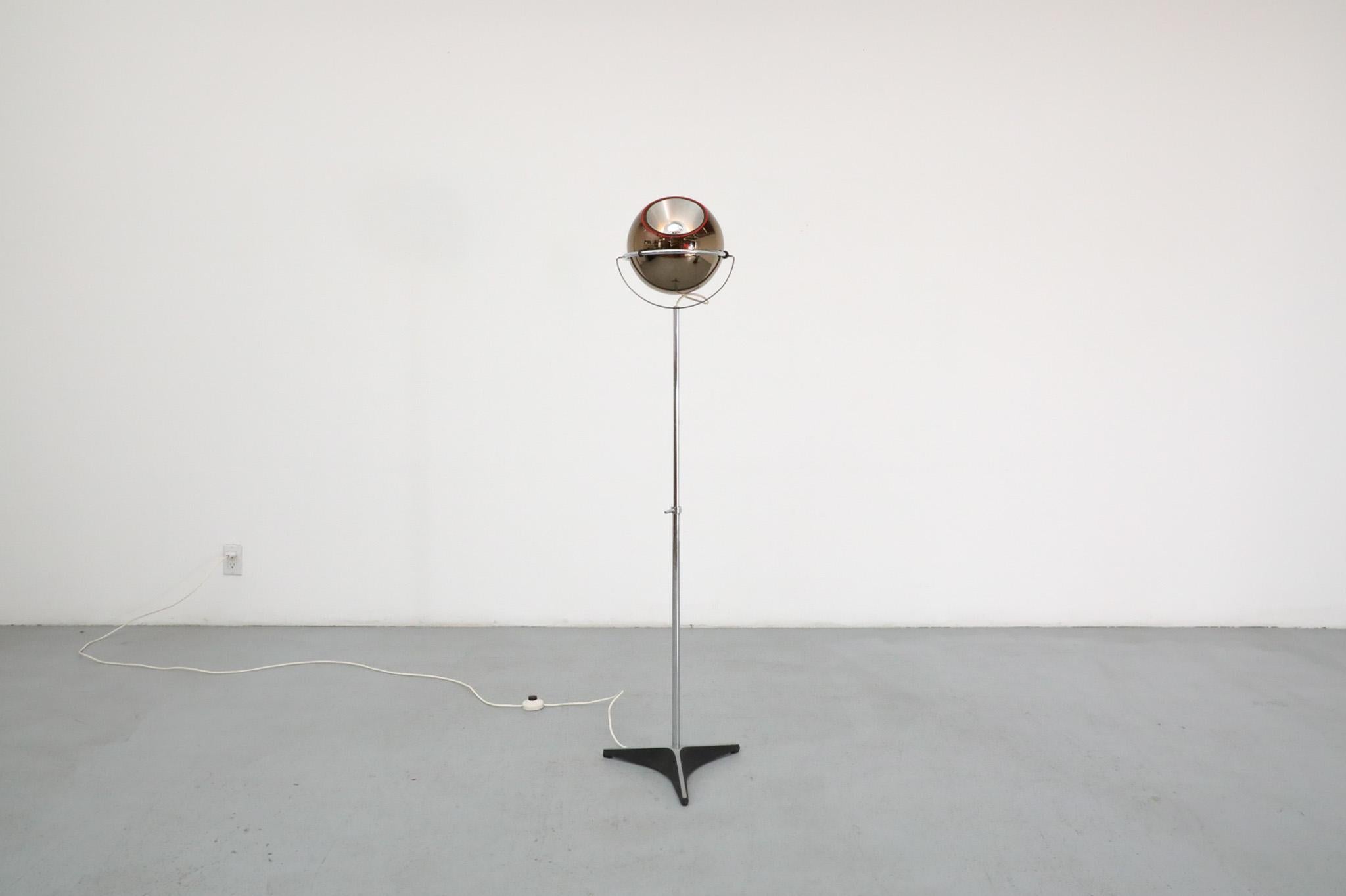 Ère spatiale Lampadaire Raak 'Globe 2000' en verre fumé Design/One par Frank Ligtelijn, années 1950 en vente