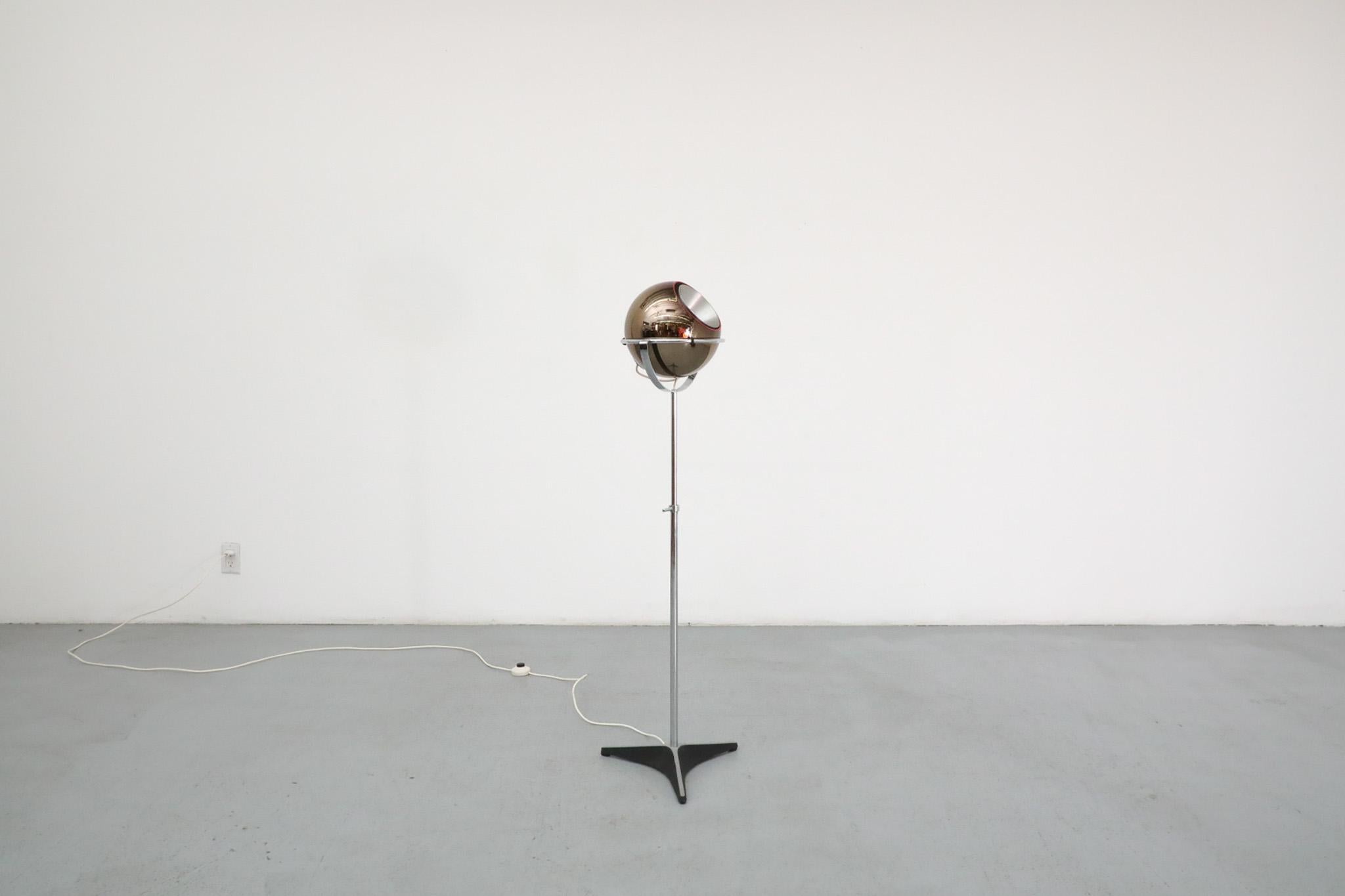 Émaillé Lampadaire Raak 'Globe 2000' en verre fumé Design/One par Frank Ligtelijn, années 1950 en vente