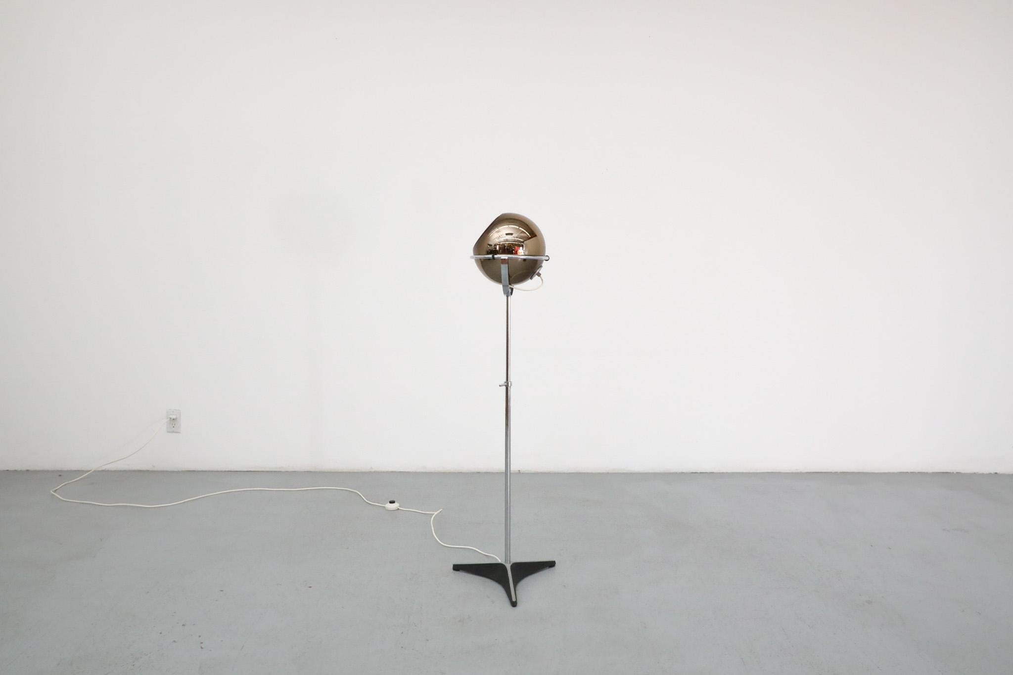 Lampadaire Raak 'Globe 2000' en verre fumé Design/One par Frank Ligtelijn, années 1950 Bon état - En vente à Los Angeles, CA