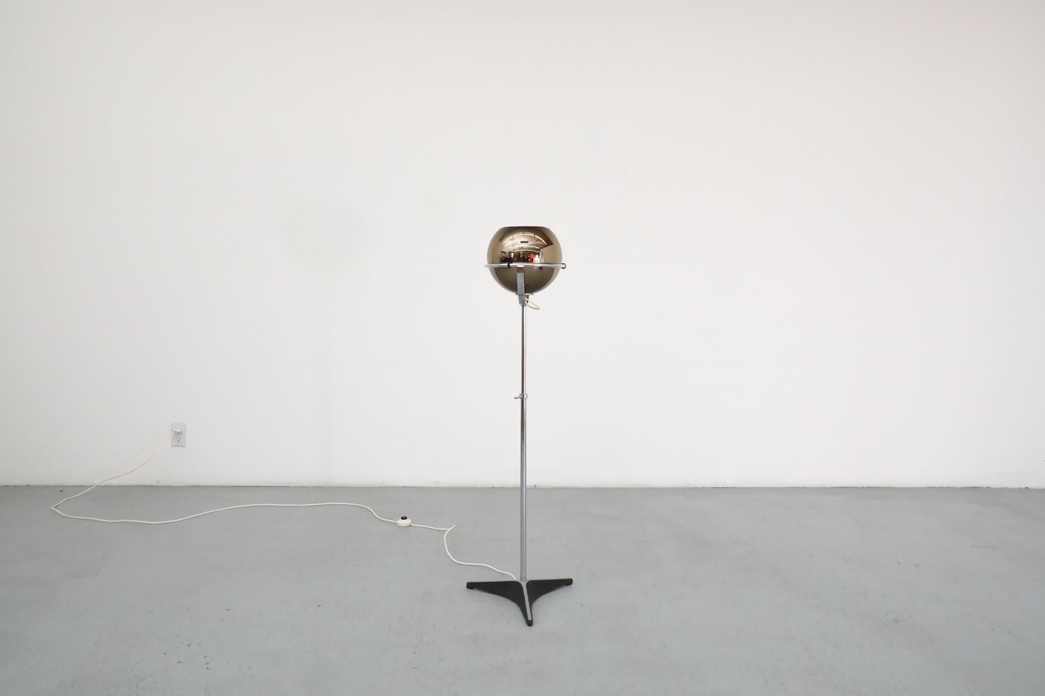 20ième siècle Lampadaire Raak 'Globe 2000' en verre fumé Design/One par Frank Ligtelijn, années 1950 en vente