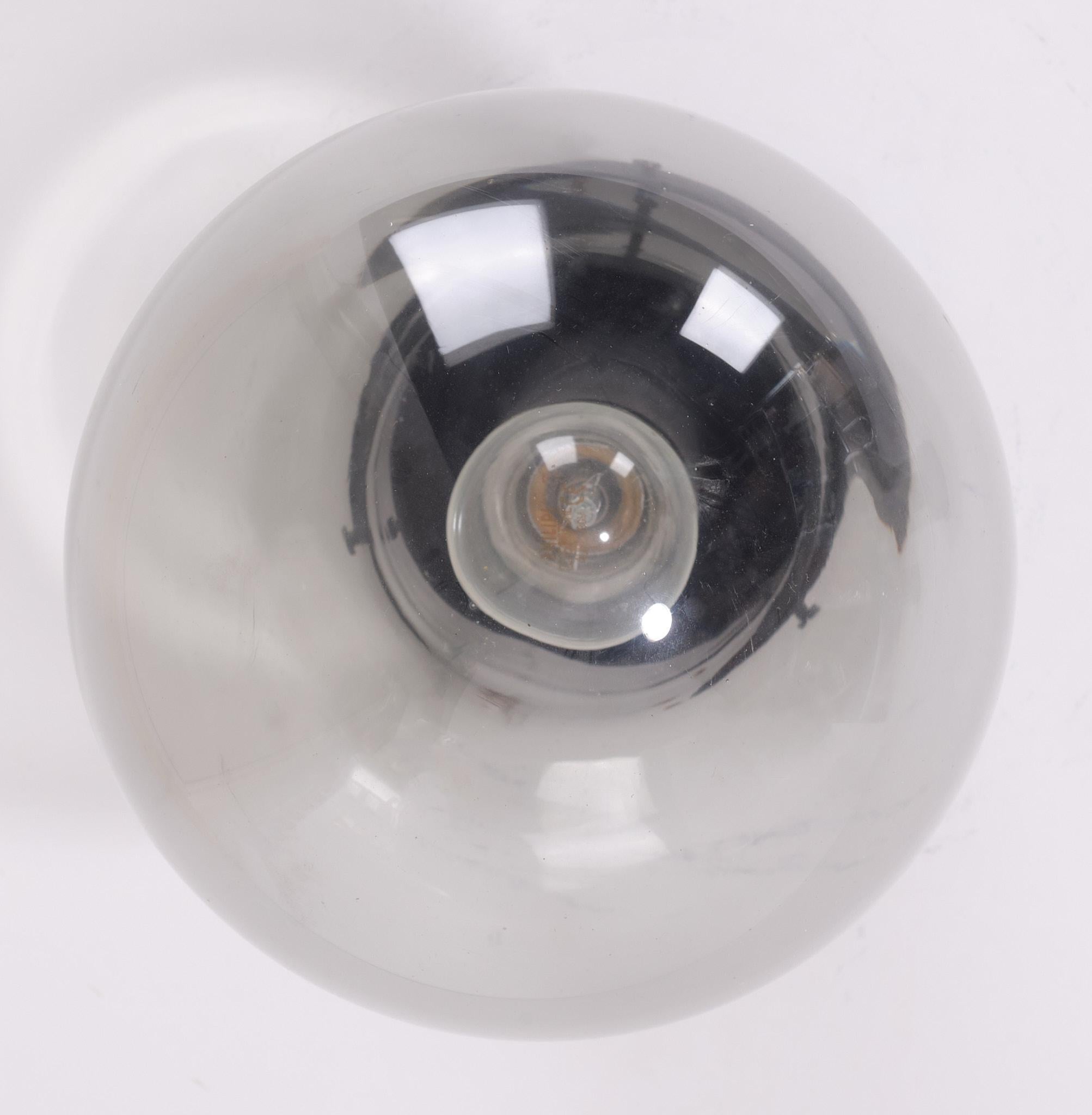 RAAK Amsterdam Globe Wand- oder Deckenleuchten. Drinnen und draußen. Schwarze Kunststoffbefestigung
Kuppel aus grauem Rauchglas. Zwei Größen. 8 Stück 4 kleinere, Höhe 31 cm Durchmesser 19 cm . 4 größere Höhe 37 cm Durchmesser 23 cm. E27 Glühbirne