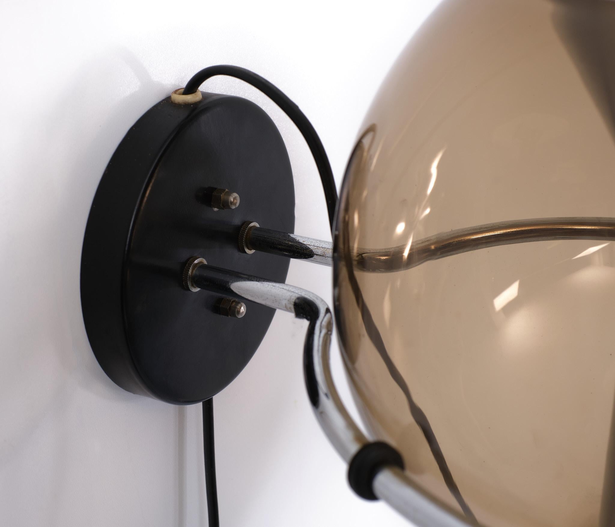 Raak globe wall lamps by Frank Ligtelijn Holland 1975 In Good Condition For Sale In Den Haag, NL