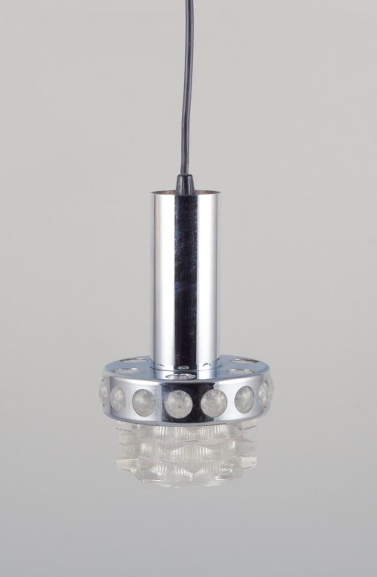 Raak, Olanda. Pendente da soffitto in metallo cromato e vetro artistico trasparente.
1970s.
In ottime condizioni con lievi segni d'uso.
Dimensioni: H. H. 24,5 cm. x P. 15,0 cm.