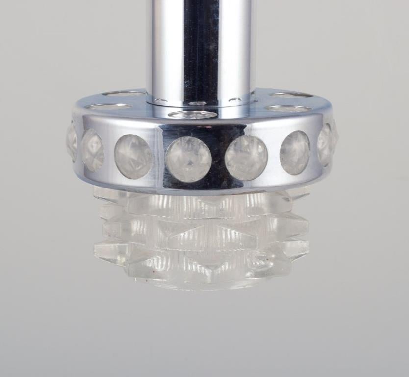 Olandese Raak, Olanda. Pendente da soffitto in metallo cromato e vetro artistico trasparente. 1970s. in vendita