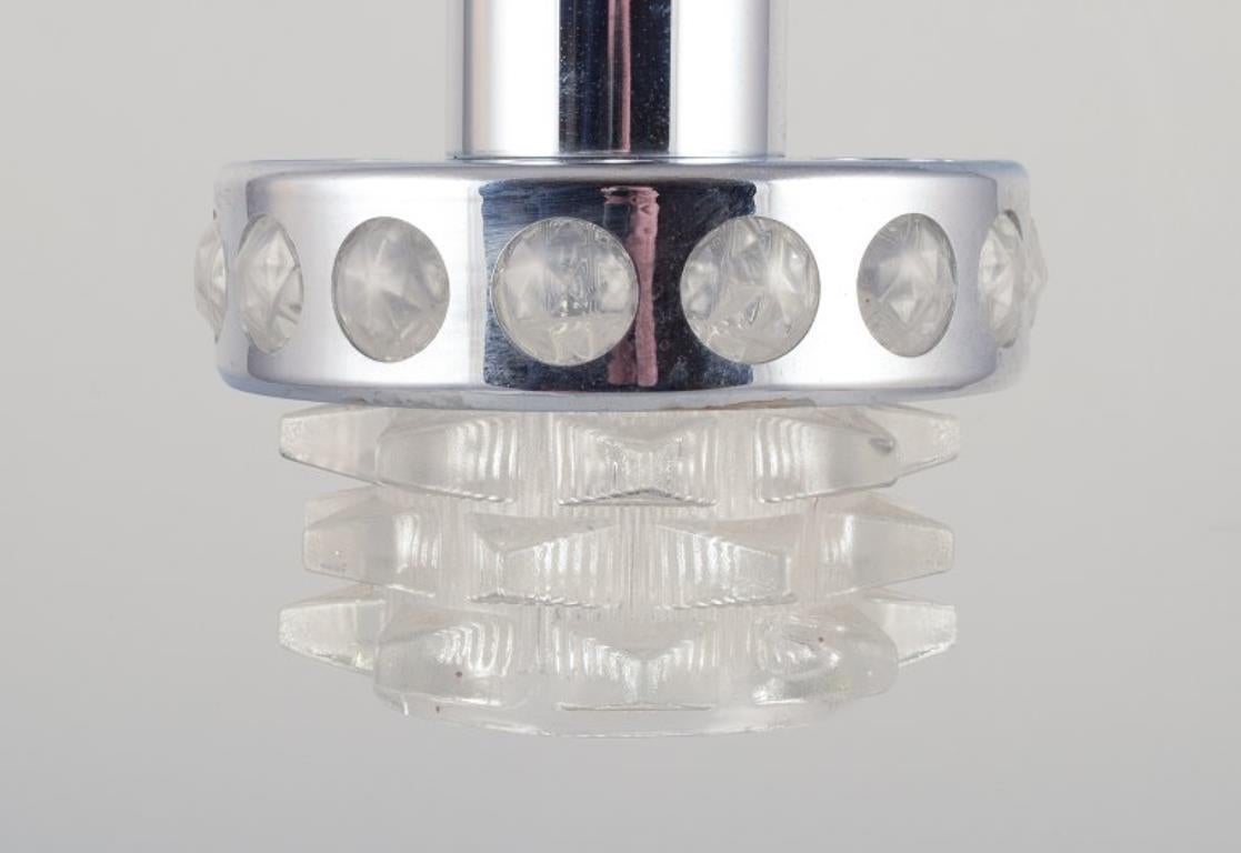 Fine XX secolo Raak, Olanda. Pendente da soffitto in metallo cromato e vetro artistico trasparente. 1970s. in vendita