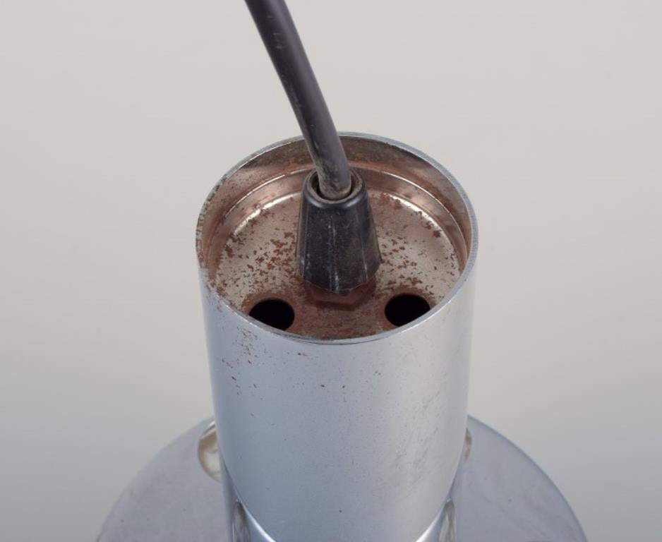 Metallo Raak, Olanda. Pendente da soffitto in metallo cromato e vetro artistico trasparente. 1970s. in vendita