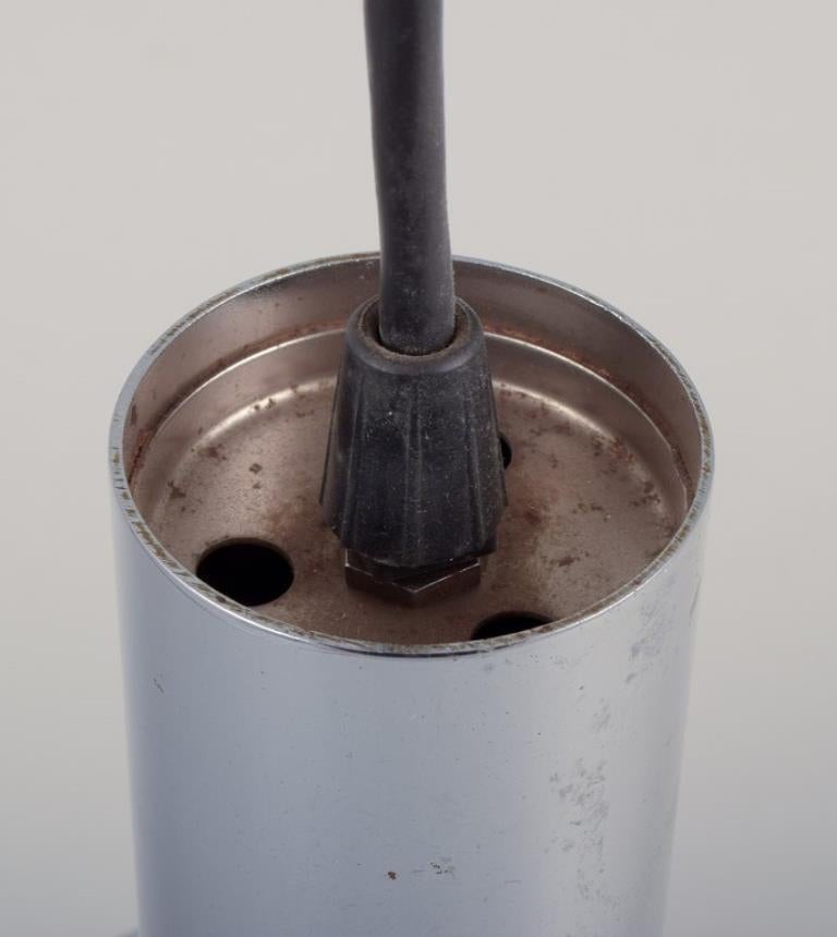 Raak, Olanda. Due pendenti da soffitto in metallo cromato e vetro artistico. 1970s. in vendita 2