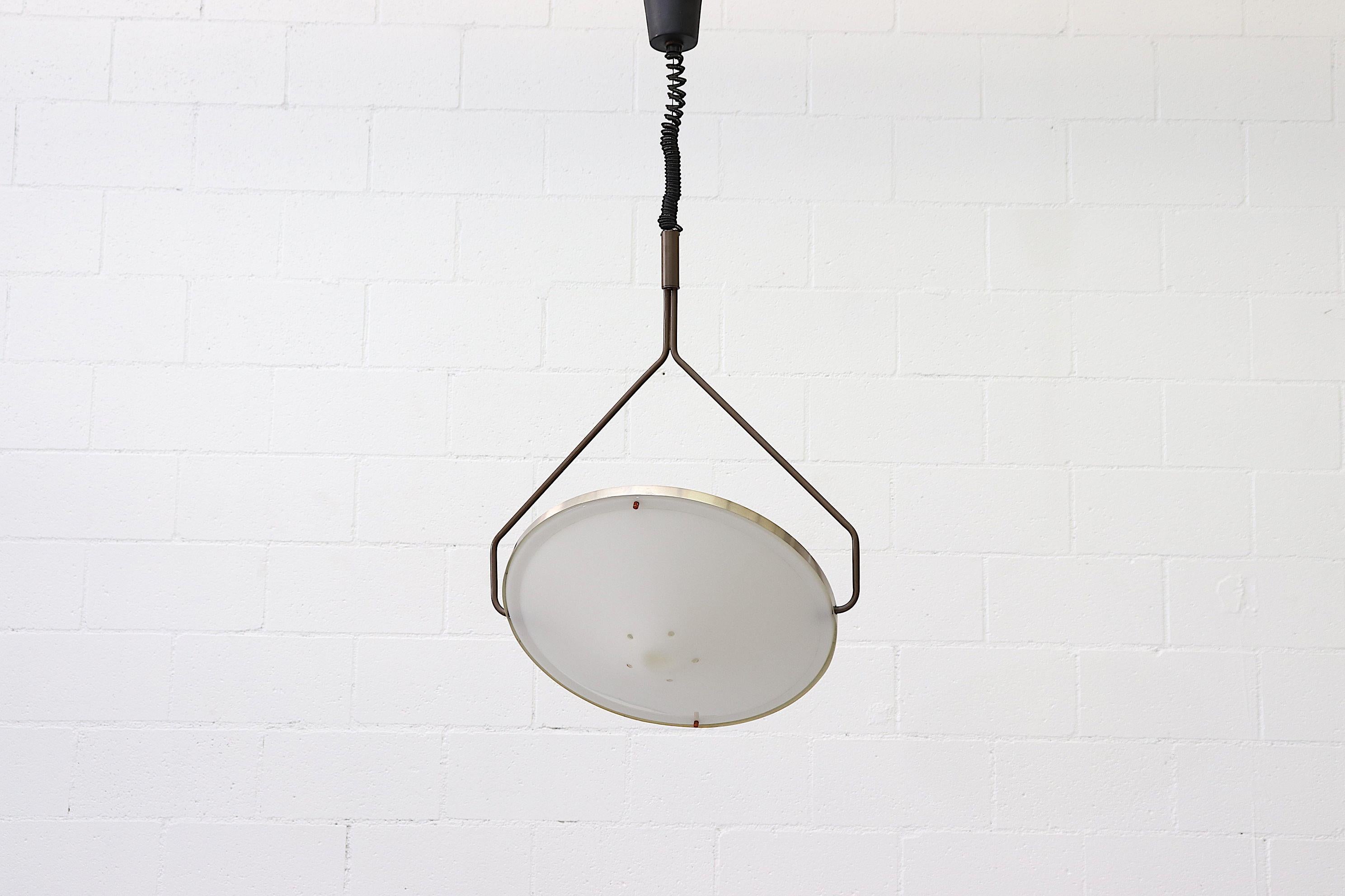 Beautiful 1970s RAAK Kompas ceiling lamp with anodized aluminum and plexiglass. Groundbreaking design with height adjustable suspension frame and independently rotating light source for effortless light redirection. Functional and stylish in