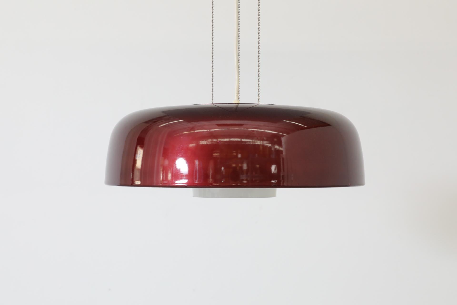 Lámpara colgante Raak modelo B-1010 con pantalla de cúpula de cristal esmaltado burdeos, 1968 en venta 2