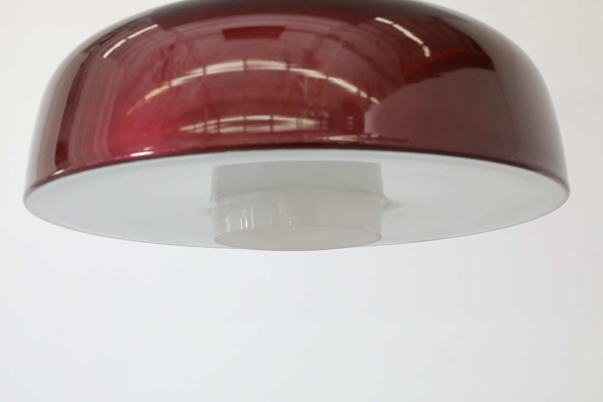 Lámpara colgante Raak modelo B-1010 con pantalla de cúpula de cristal esmaltado burdeos, 1968 en venta 4