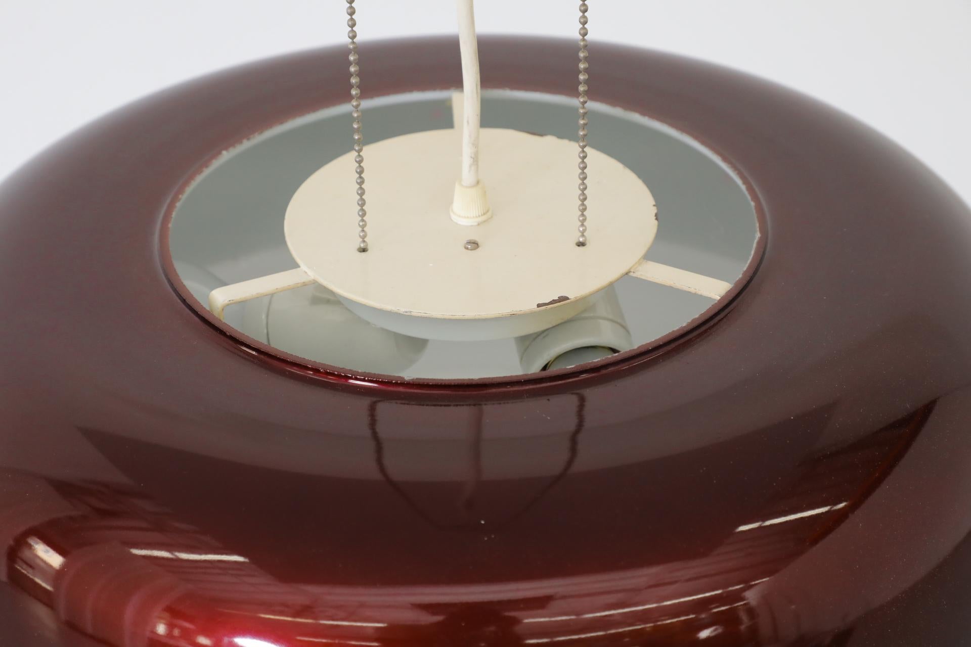 Lámpara colgante Raak modelo B-1010 con pantalla de cúpula de cristal esmaltado burdeos, 1968 en venta 6