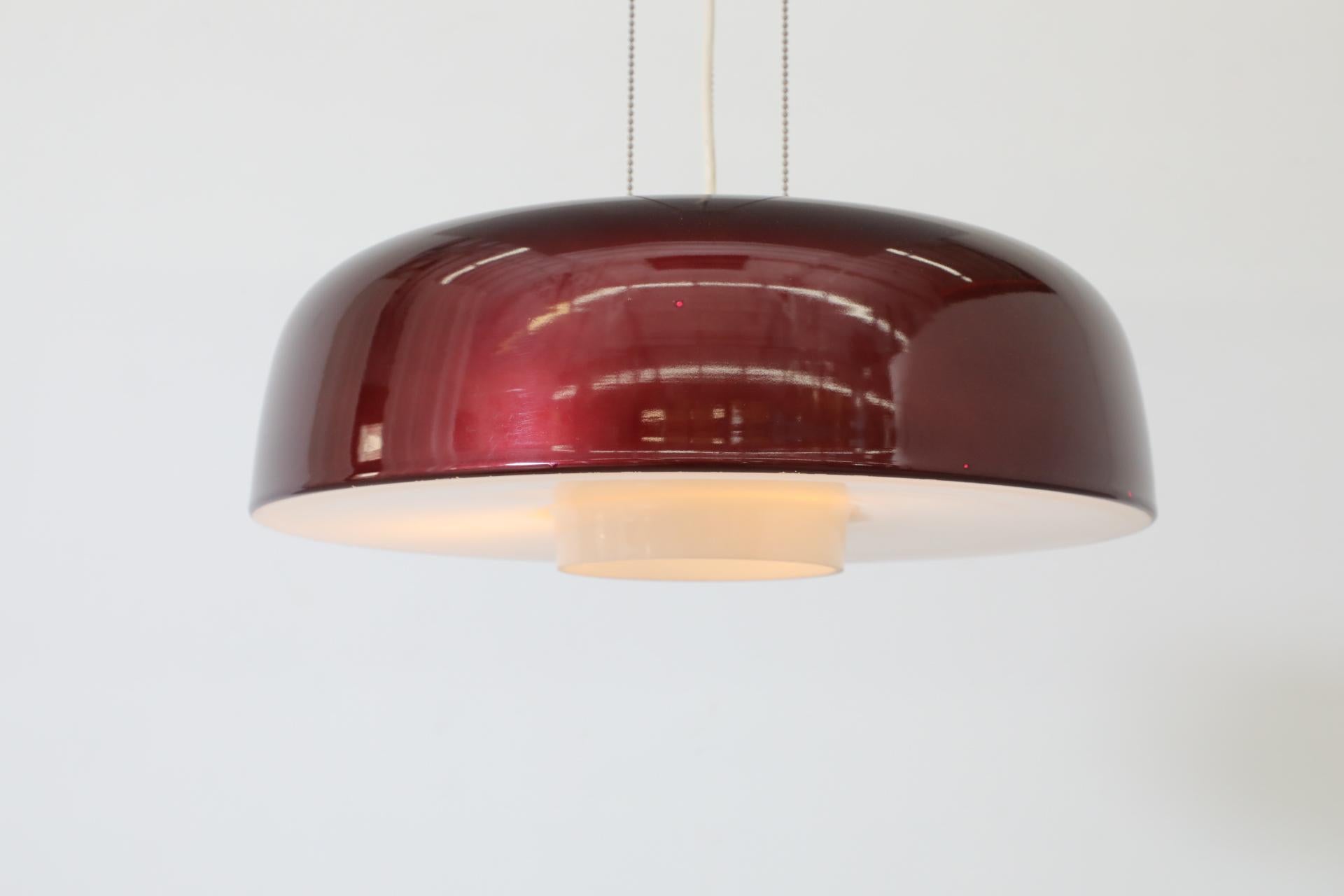 Lámpara colgante Raak modelo B-1010 con pantalla de cúpula de cristal esmaltado burdeos, 1968 en venta 8
