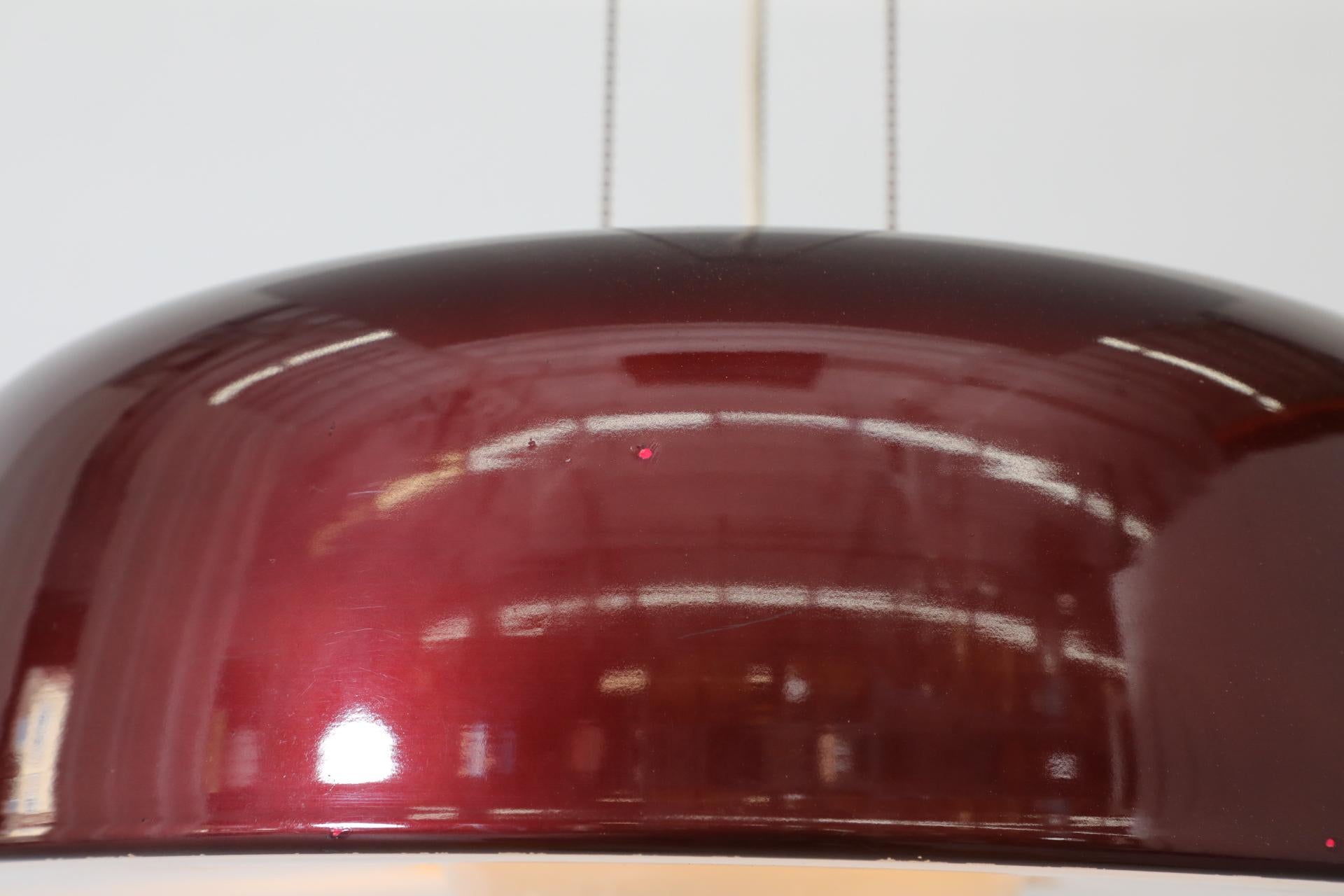 Lámpara colgante Raak modelo B-1010 con pantalla de cúpula de cristal esmaltado burdeos, 1968 en venta 9