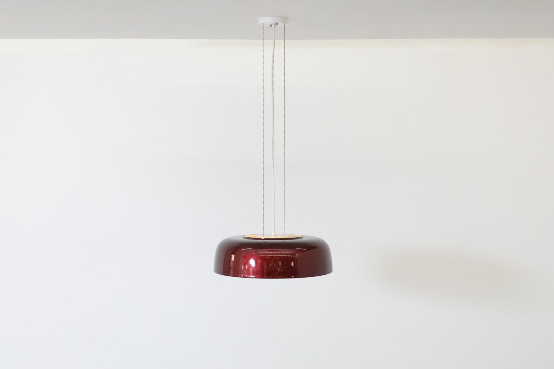 Lámpara colgante Raak modelo B-1010 con pantalla de cúpula de cristal esmaltado burdeos, 1968 Moderno de mediados de siglo en venta
