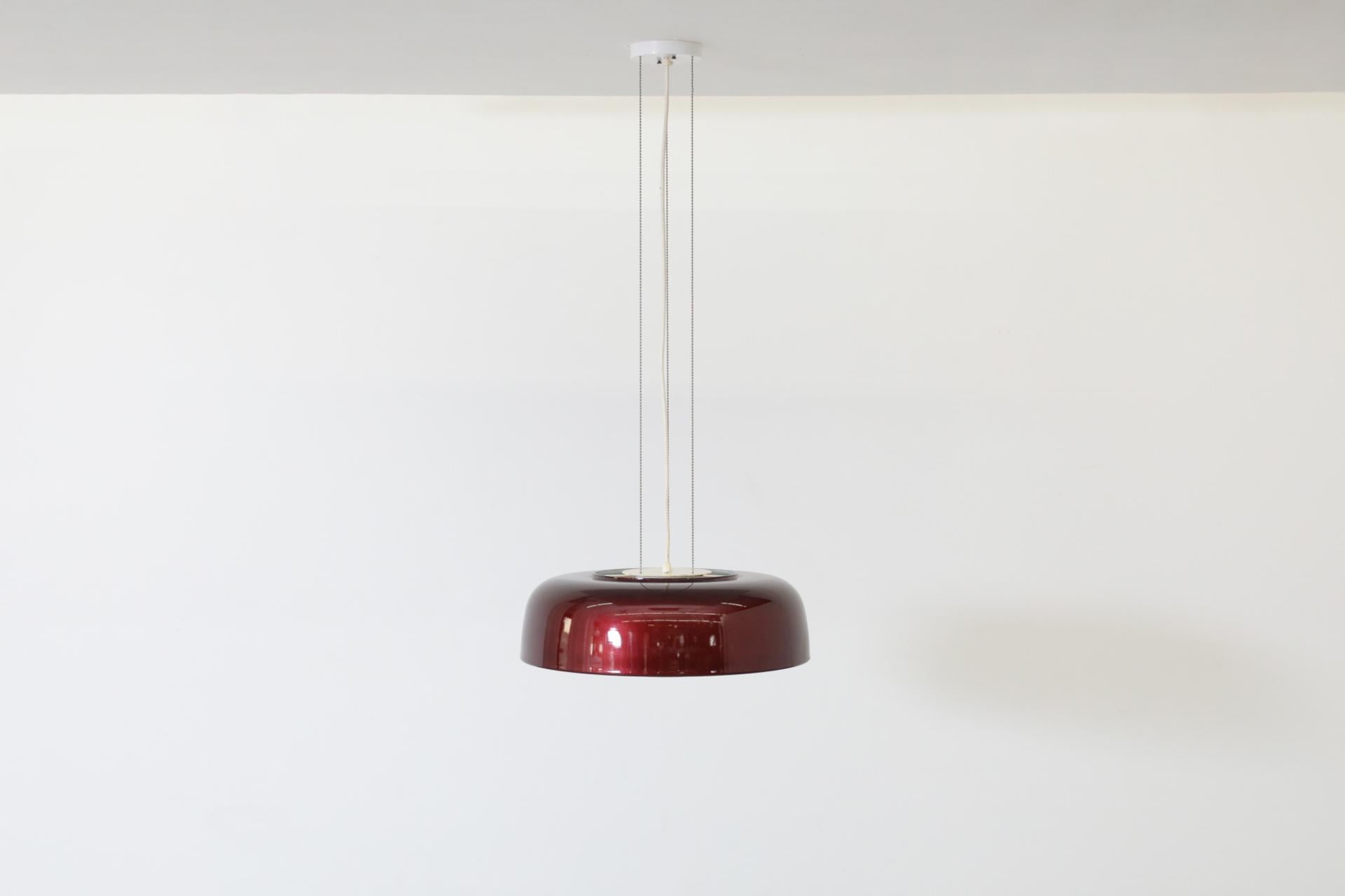 Lámpara colgante Raak modelo B-1010 con pantalla de cúpula de cristal esmaltado burdeos, 1968 Holandés en venta