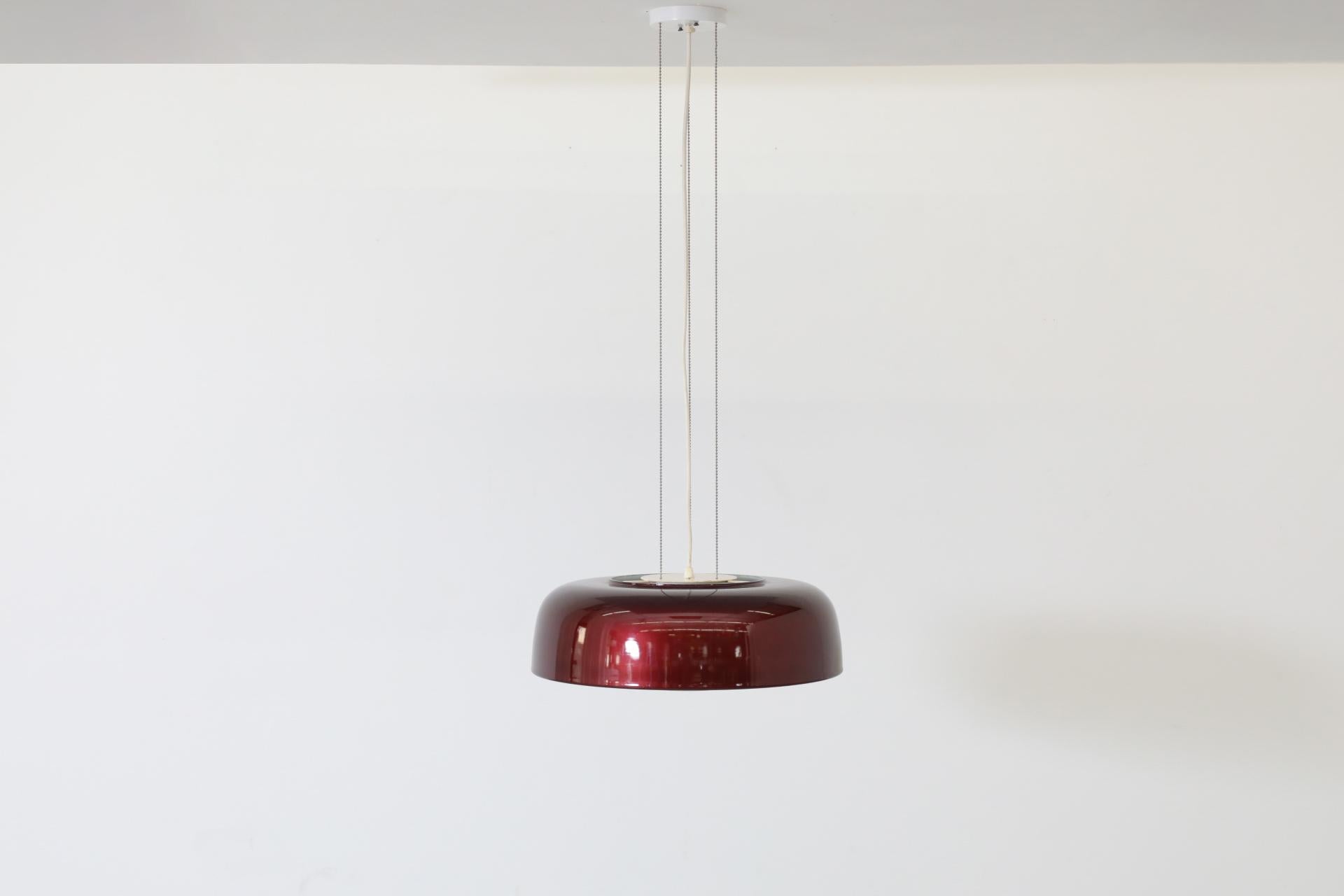 Lámpara colgante Raak modelo B-1010 con pantalla de cúpula de cristal esmaltado burdeos, 1968 Glaseado en venta