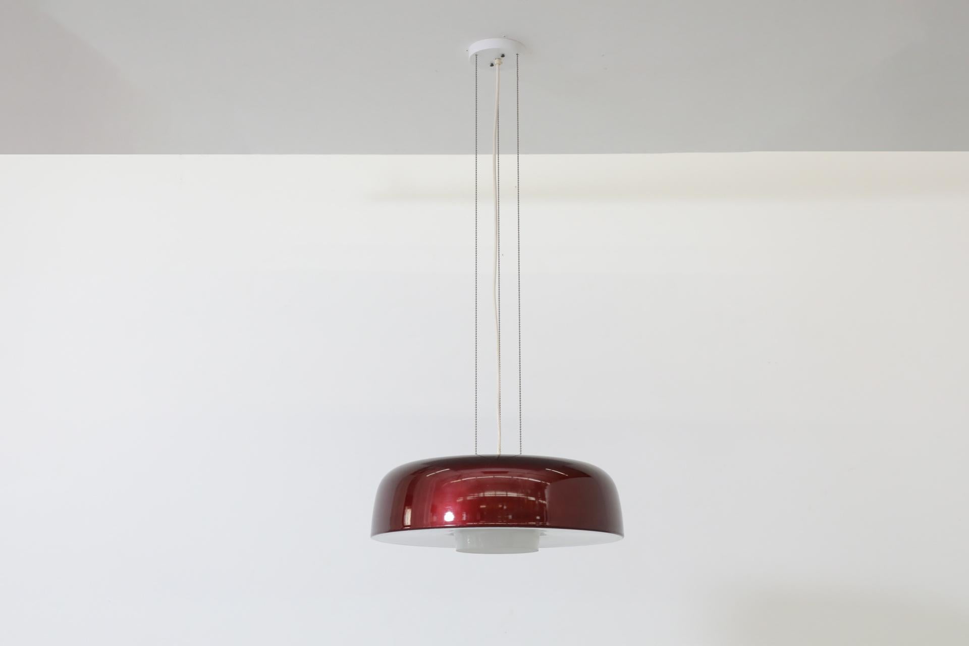 Lámpara colgante Raak modelo B-1010 con pantalla de cúpula de cristal esmaltado burdeos, 1968 en Bueno estado para la venta en Los Angeles, CA