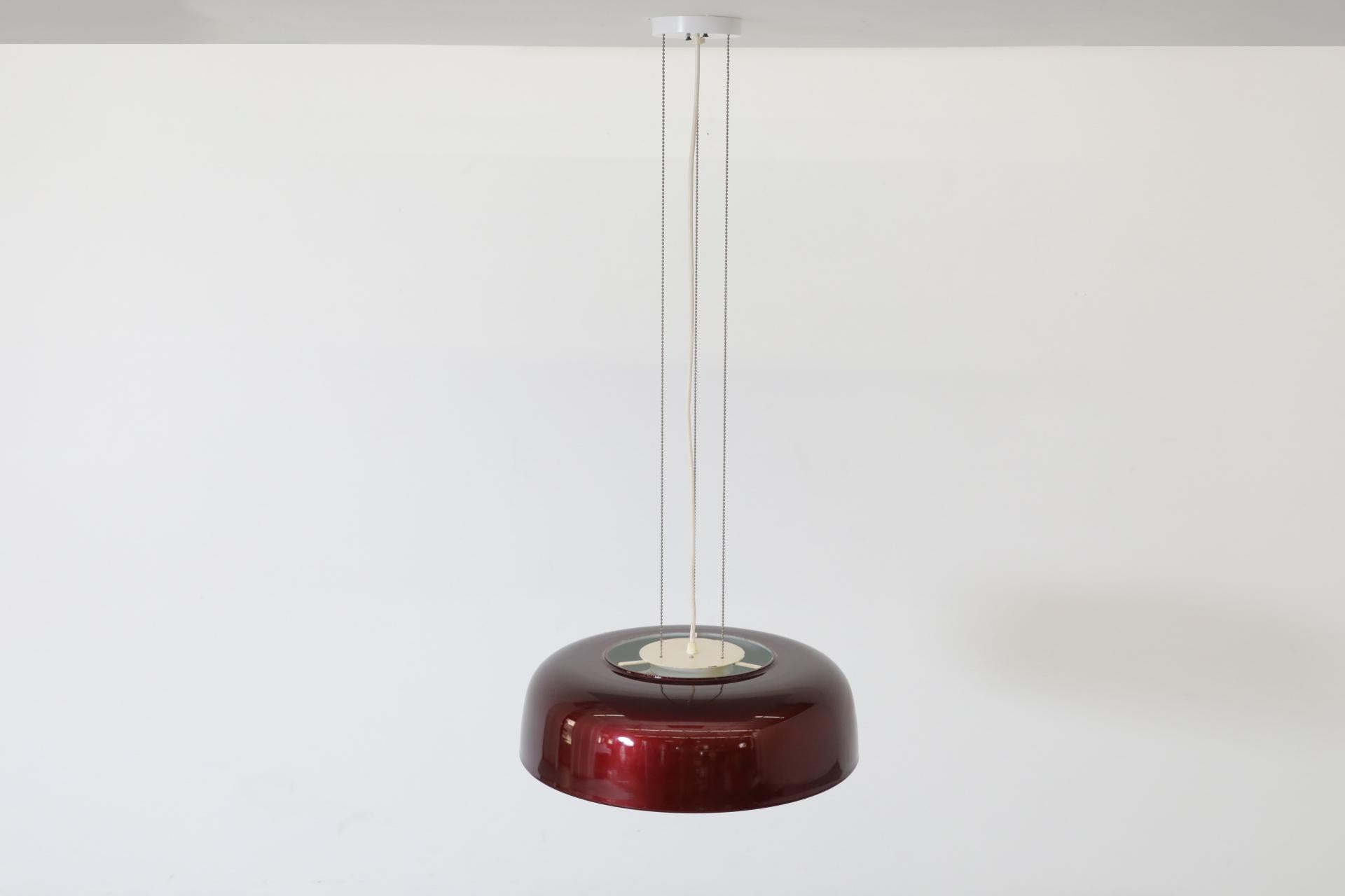 Lámpara colgante Raak modelo B-1010 con pantalla de cúpula de cristal esmaltado burdeos, 1968 siglo XX en venta
