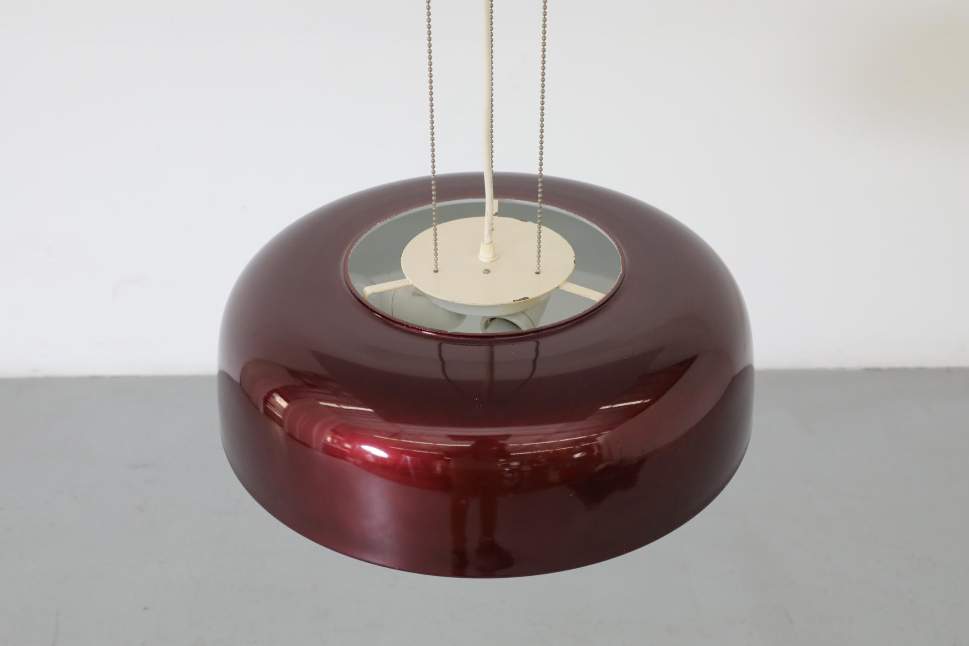 Lámpara colgante Raak modelo B-1010 con pantalla de cúpula de cristal esmaltado burdeos, 1968 en venta 1