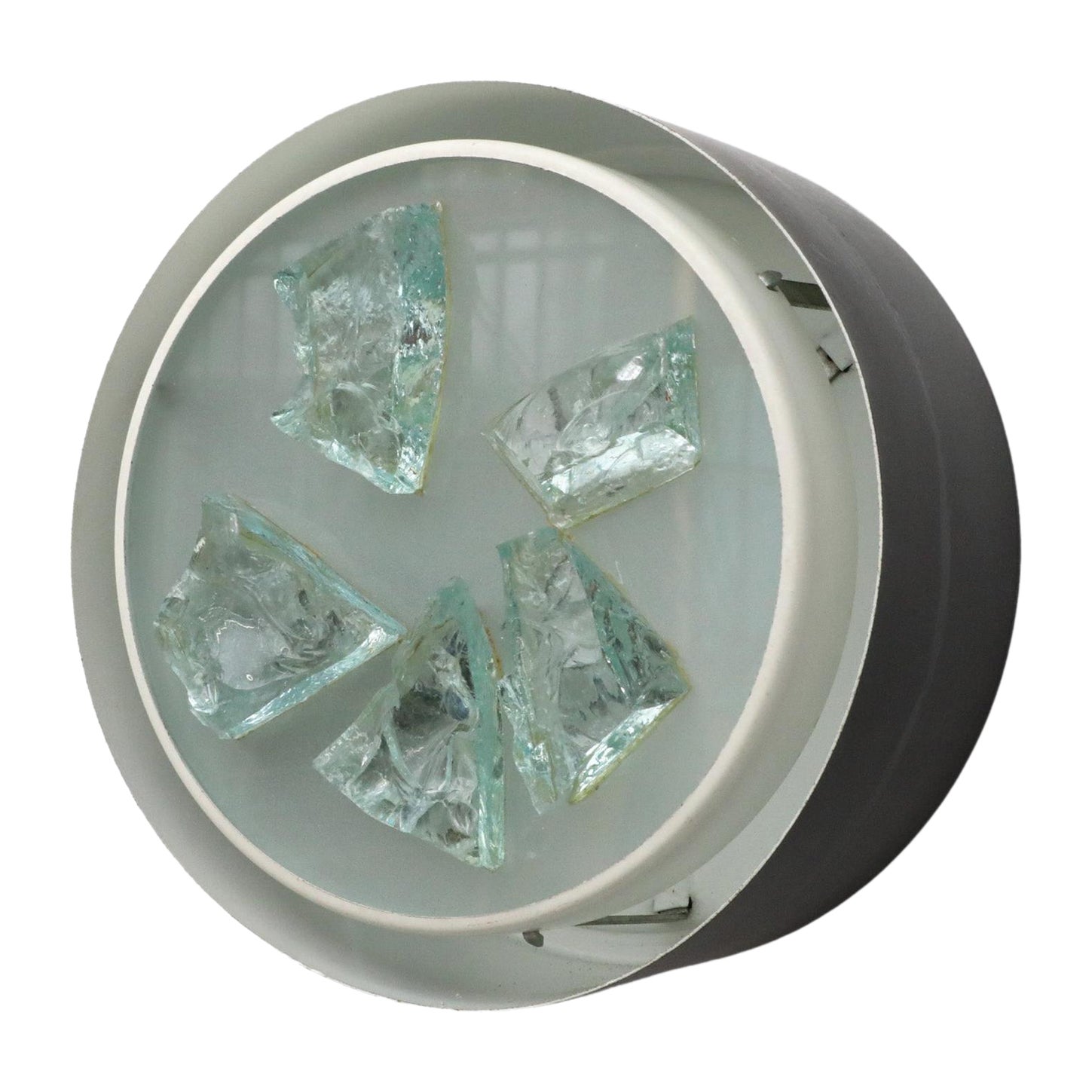 Questo splendido esempio dell'approccio innovativo dell'influente azienda olandese di illuminazione del Mid-Century Raak è un modello R-28/P, prodotto dall'azienda di Amsterdam negli anni Cinquanta. Si tratta di una lampada da soffitto rotonda in