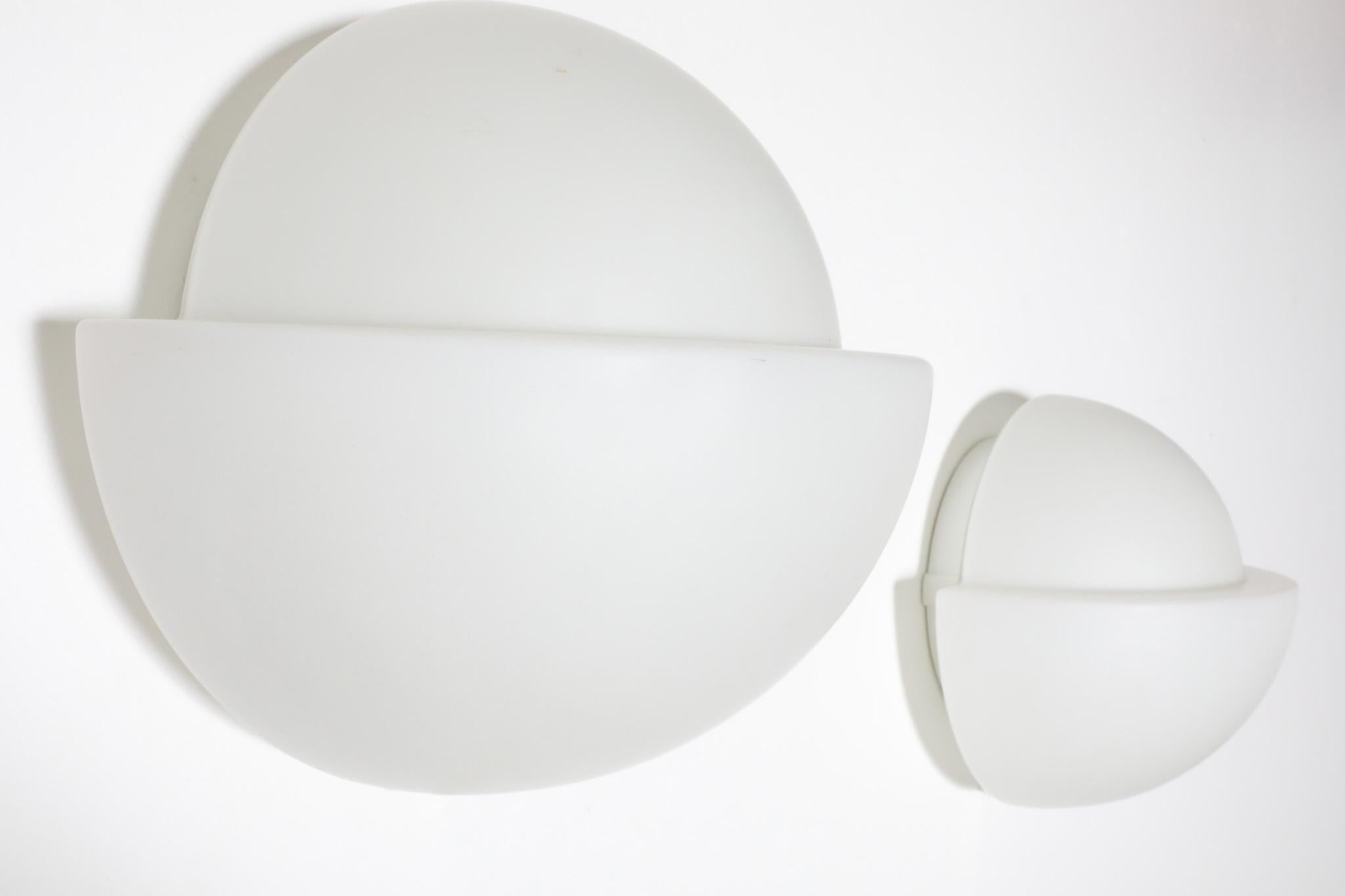 RAAK P-1412 Sculptural Milk Glass Wall Sconce by Sergio Asti, 1960s For Sale 4