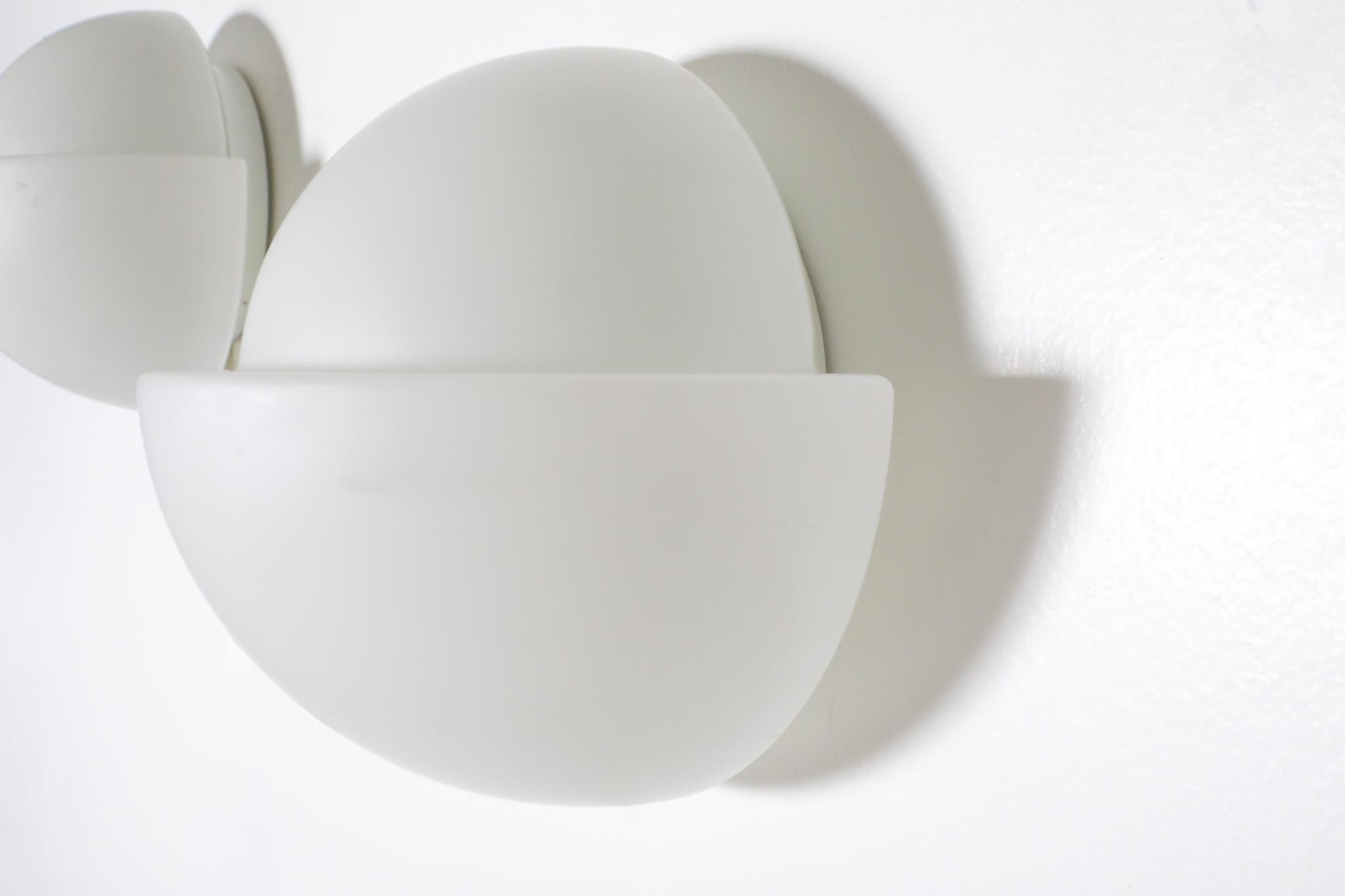 RAAK P-1412 Sculptural Milk Glass Wall Sconce by Sergio Asti, 1960s For Sale 5