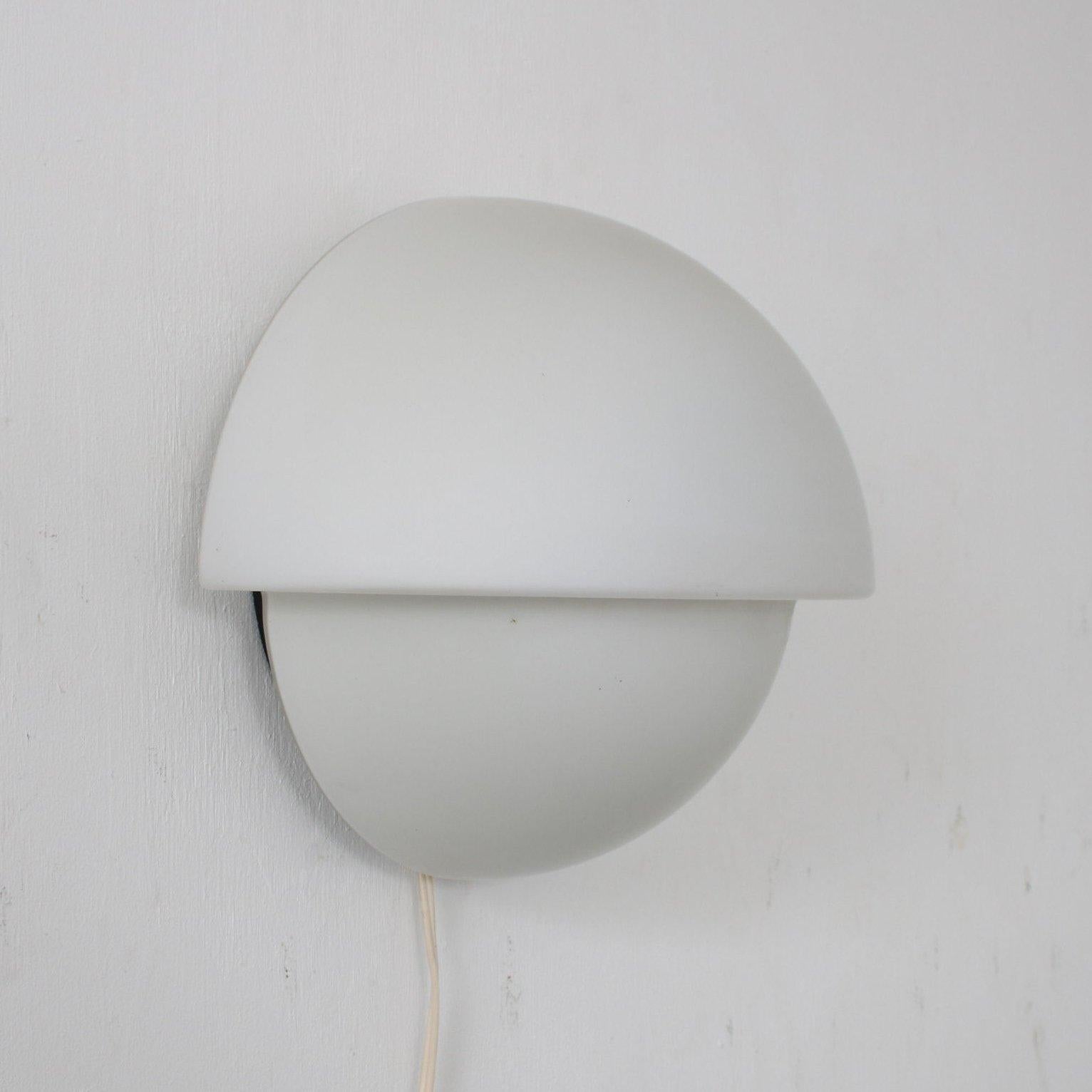 RAAK P-1412 Sculptural Milk Glass Wall Sconce by Sergio Asti, 1960s For Sale 6