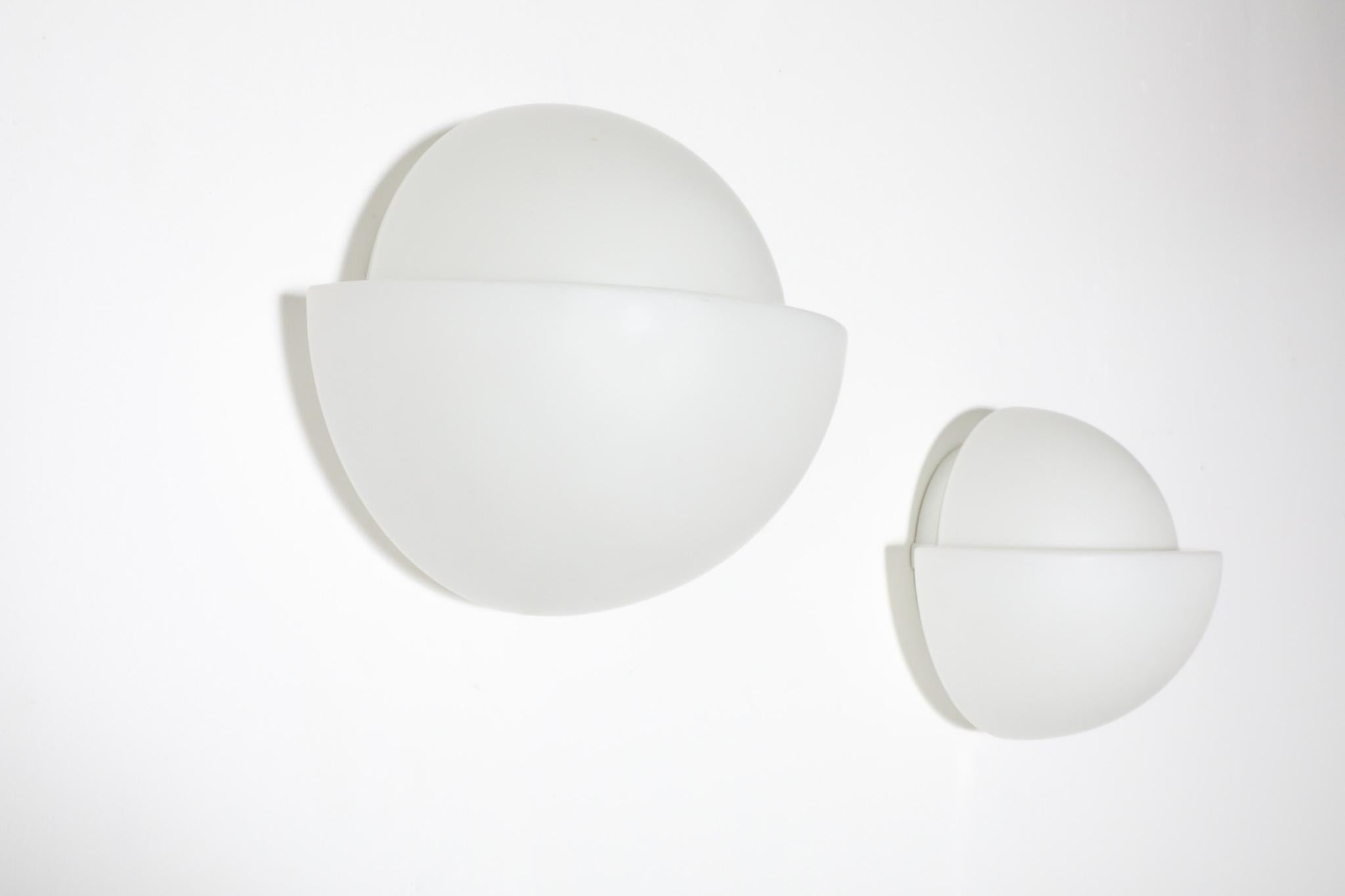 RAAK P-1412 Sculptural Milk Glass Wall Sconce by Sergio Asti, 1960s For Sale 2