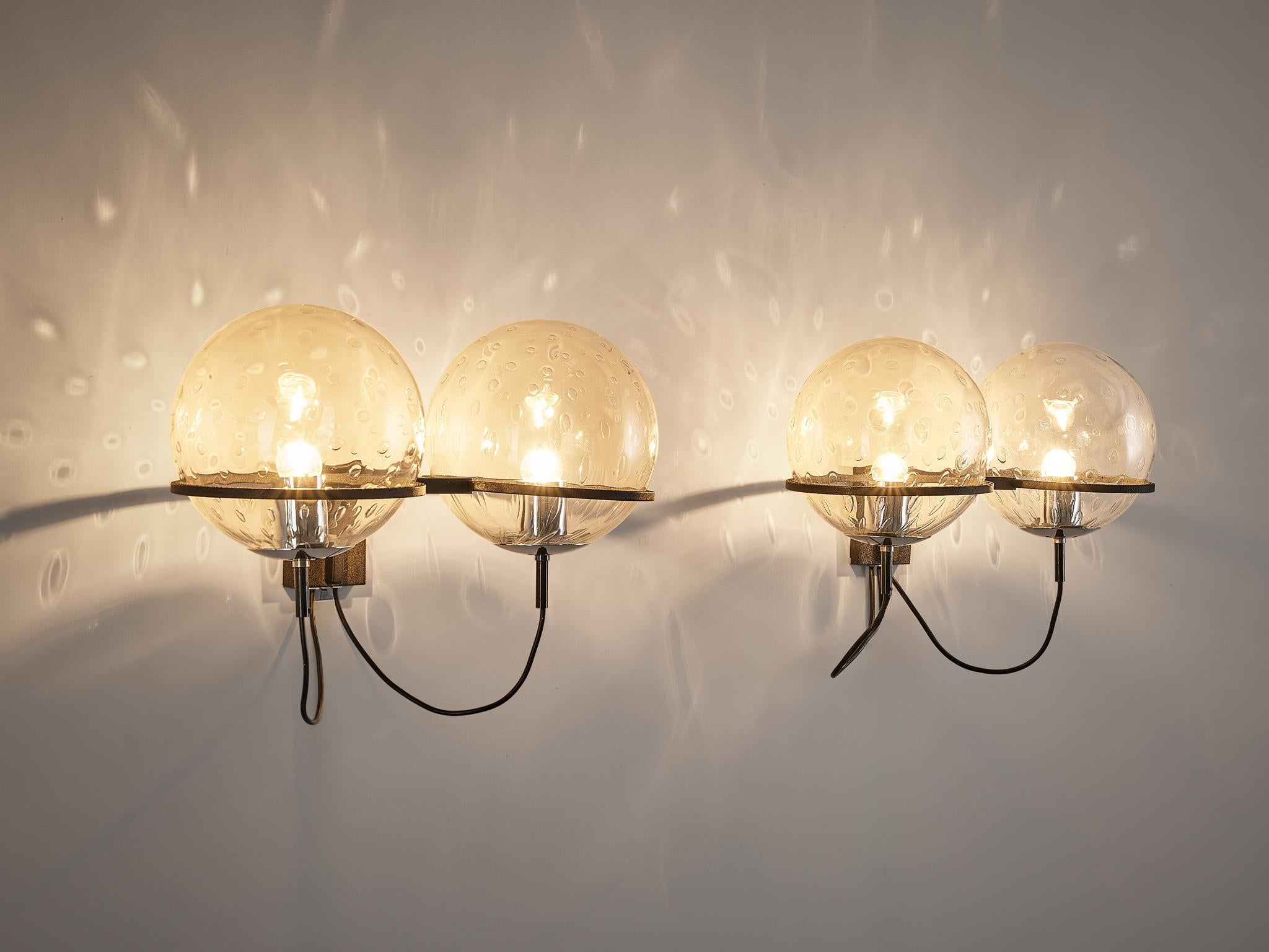 Raak, pair of wall lights, chrome, glass, the Netherlands, 1970's.

Graceful pair of wall lights created by the Dutch manufacturer RAAK. Both lamps are equipped with two sphere glass bulbs. These are attached to a chrome plated wall-fixture by a