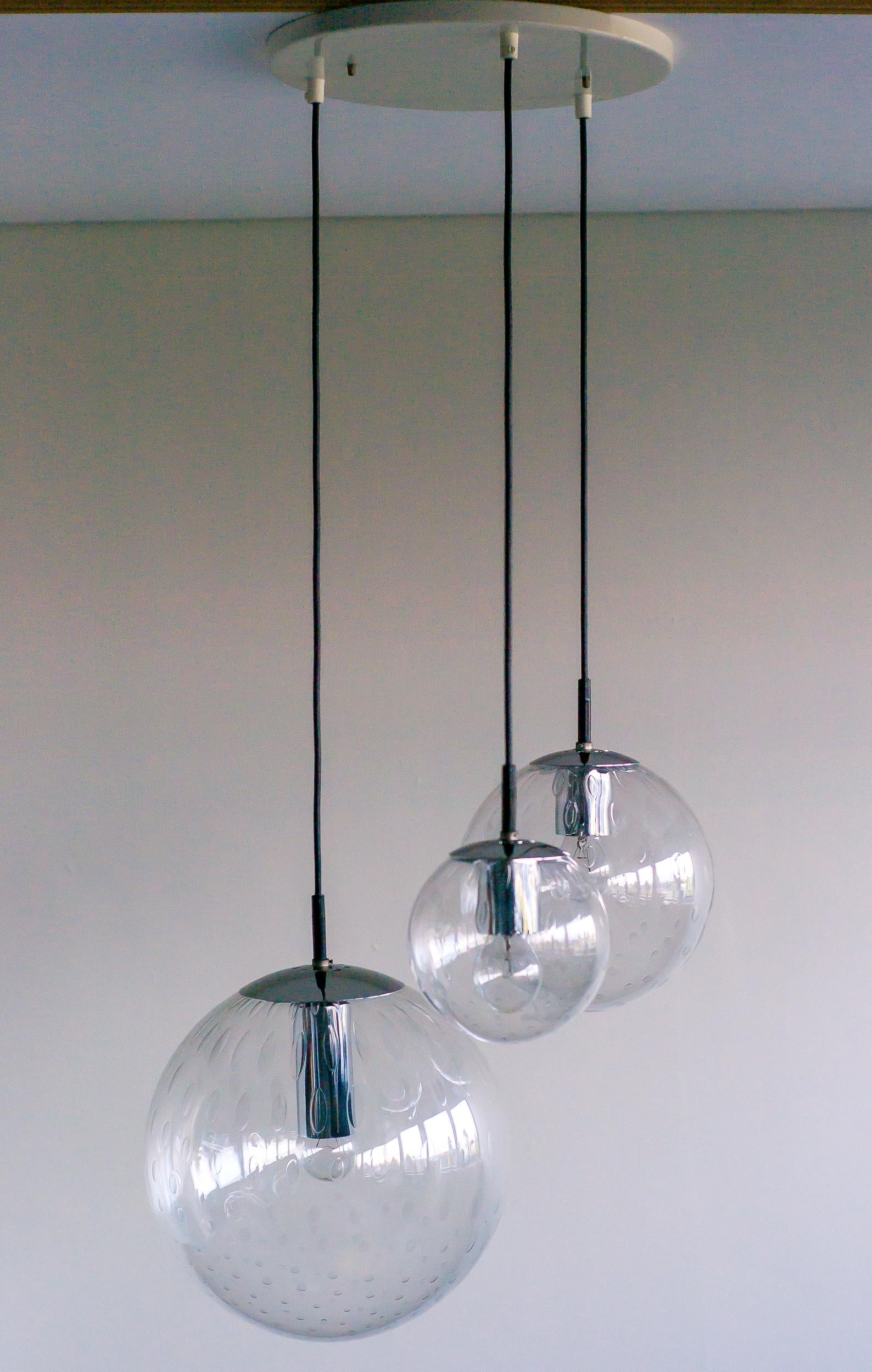 Mid-Century moderno Lampada a sospensione RAAK con tre sfere a forma di bolla in vendita