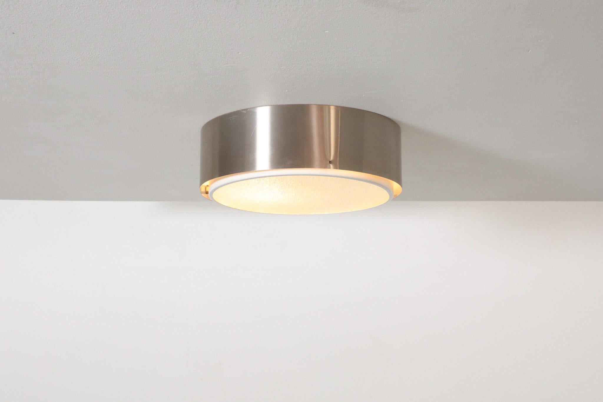 XL RAAK, applique da soffitto a forma di pillola della serie Mid-Century p.1316 con paralume in vetro testurizzato e involucro in alluminio filato color champagne. In condizioni originali, con un'usura visibile che corrisponde all'età e all'uso. Le