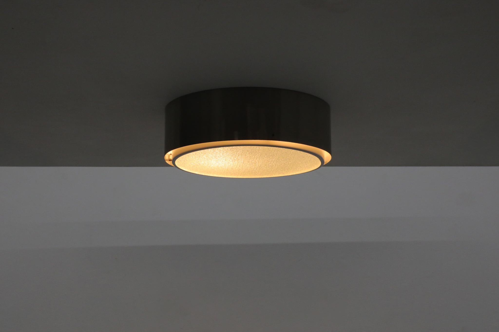 Mid-Century moderno RAAK Pillola a forma di plafone con involucro in alluminio color Champagne in vendita