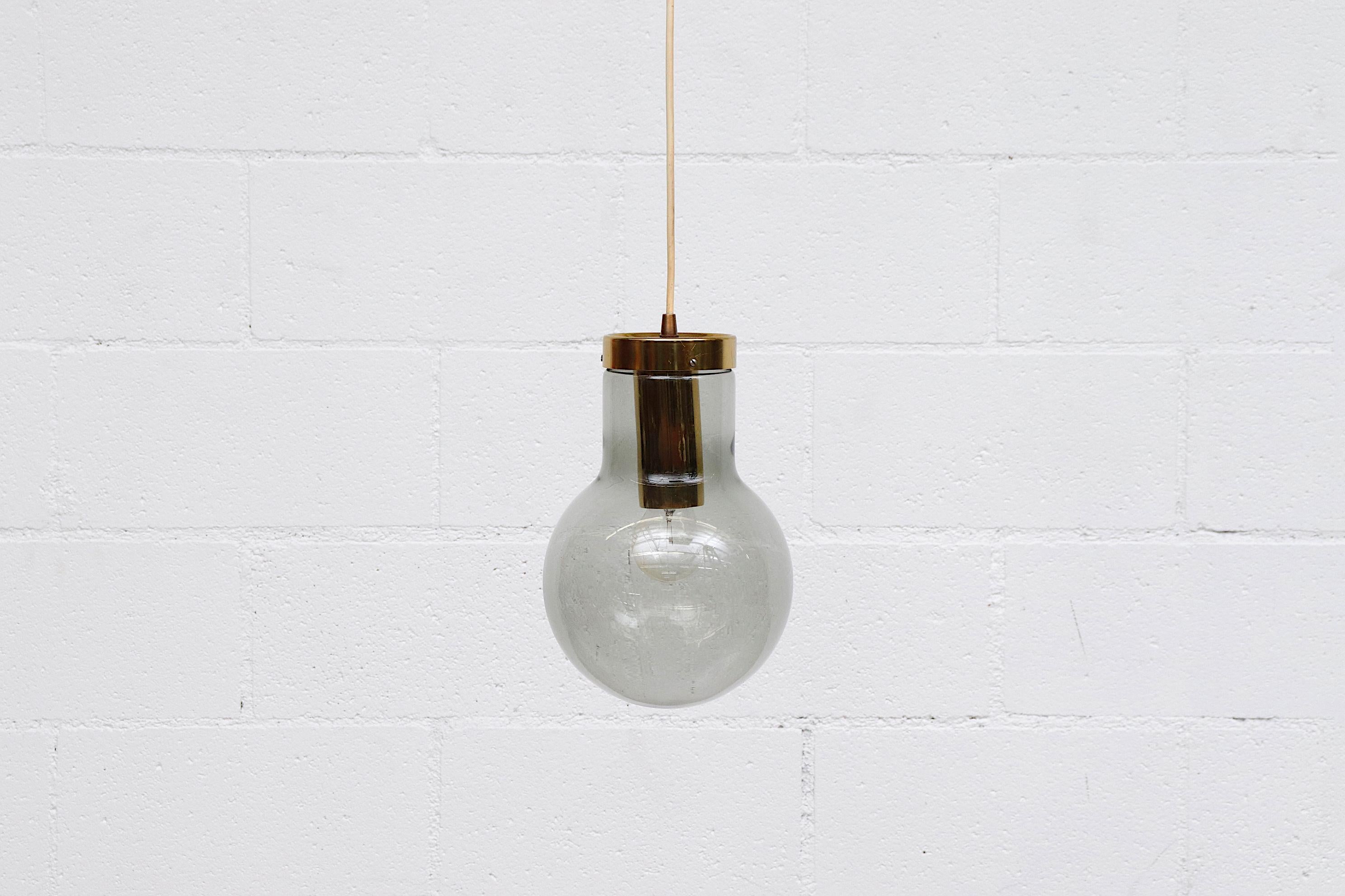Mid-Century Modern Lampe encastrée RAAK « Dewdrop » en verre fumé avec quincaillerie en laiton en vente