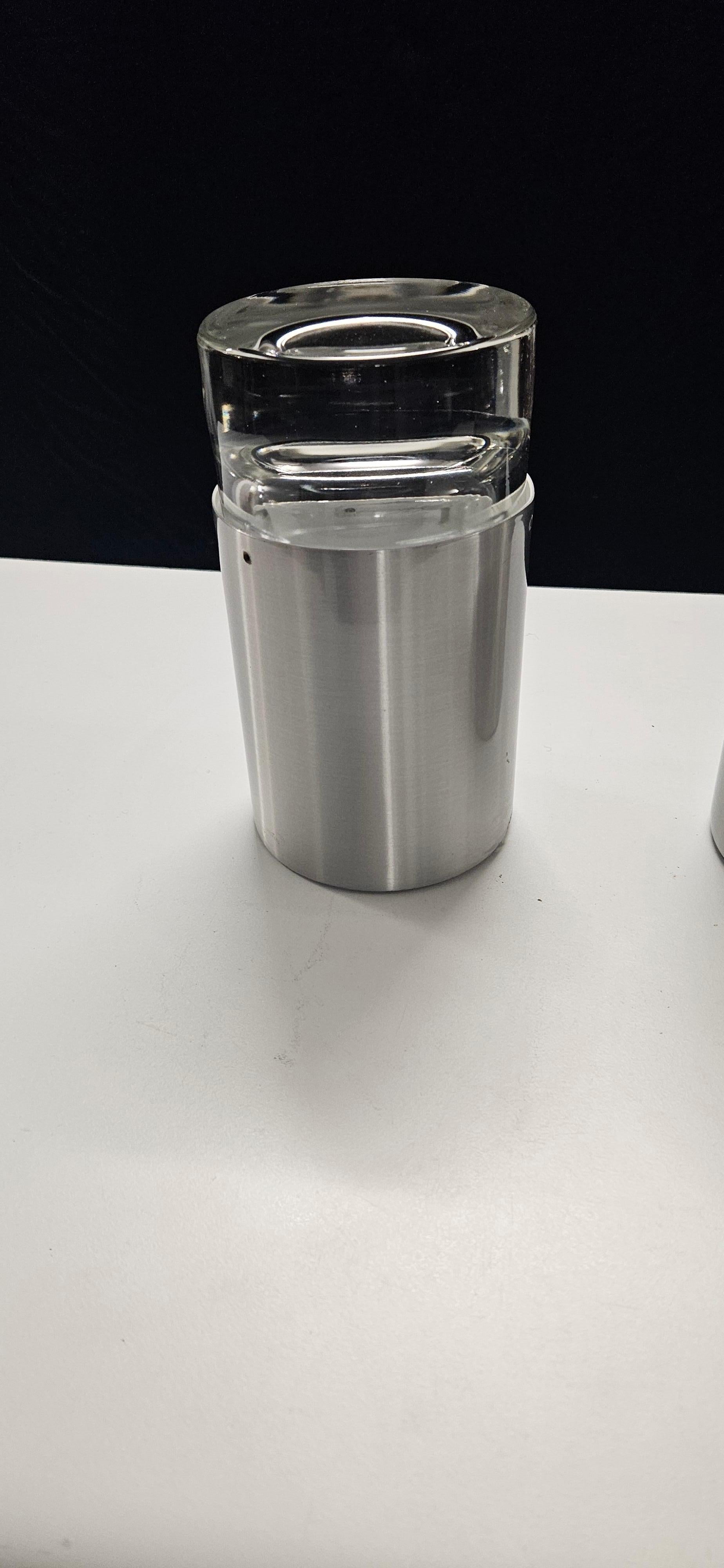 3 RAAK solid glass spots. Model P1414. Aluminum cylinder with a solid glass hood. 3pieces
Easy to fit. Good condition. One off the cylinders has some corrosive.






  