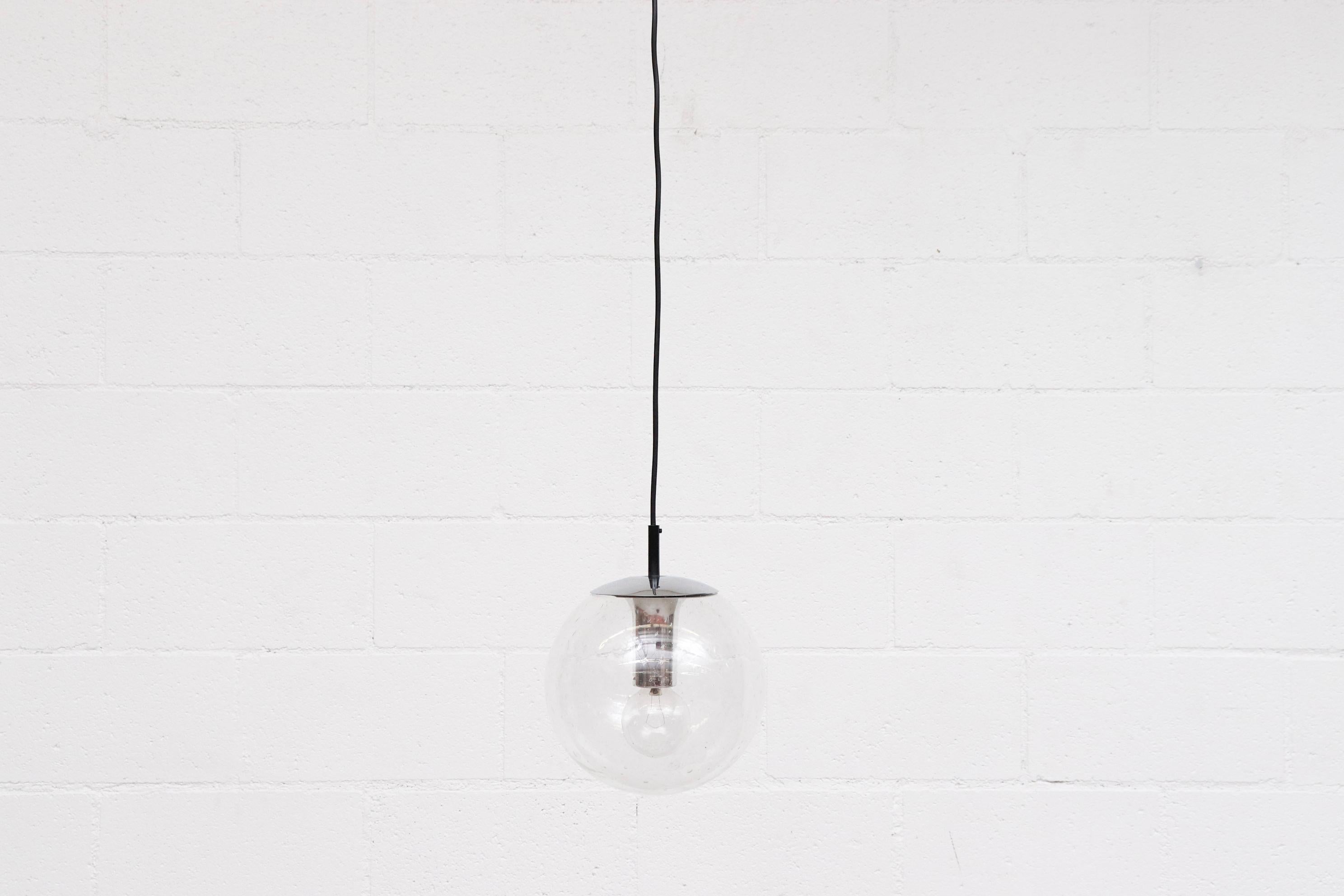 RAAK Stil mundgeblasenes Glas Globus Lampe mit Chrom Halterung (Moderne der Mitte des Jahrhunderts) im Angebot