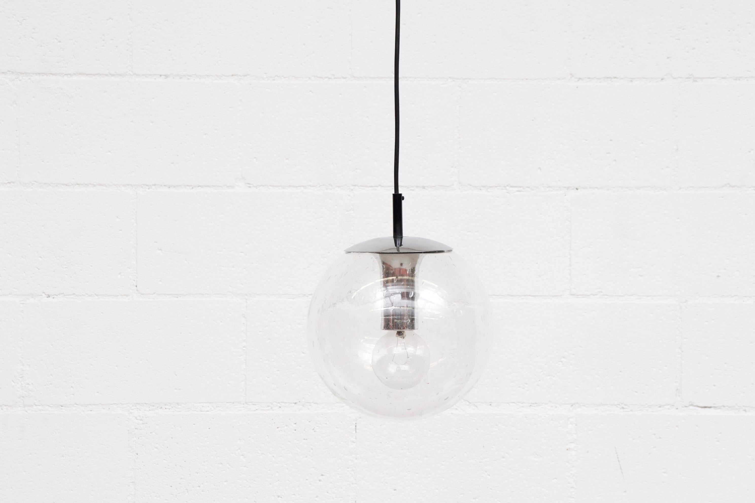 RAAK Stil mundgeblasenes Glas Globus Lampe mit Chrom Halterung (Niederländisch) im Angebot