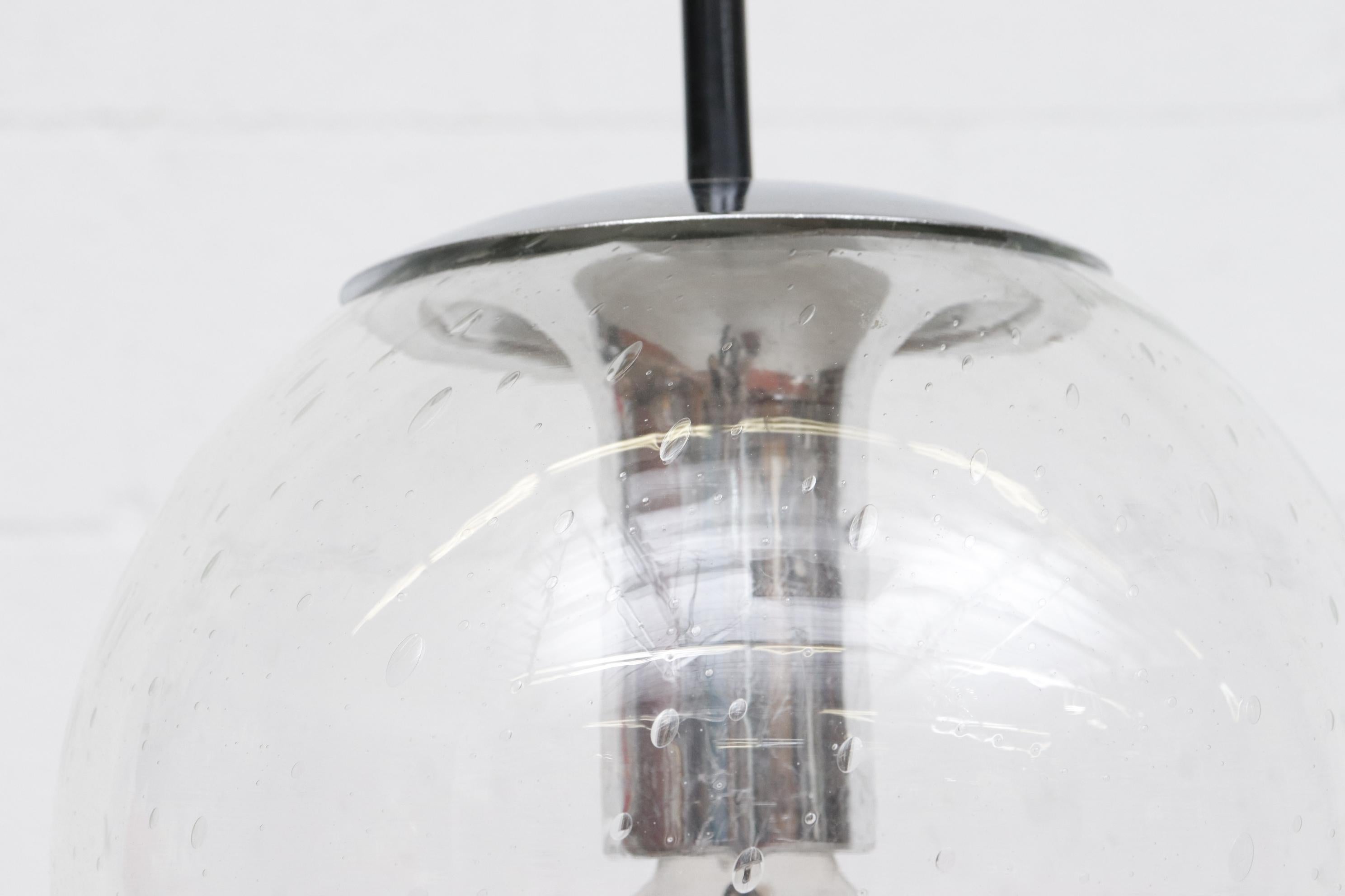 RAAK Stil mundgeblasenes Glas Globus Lampe mit Chrom Halterung (Ende des 20. Jahrhunderts) im Angebot