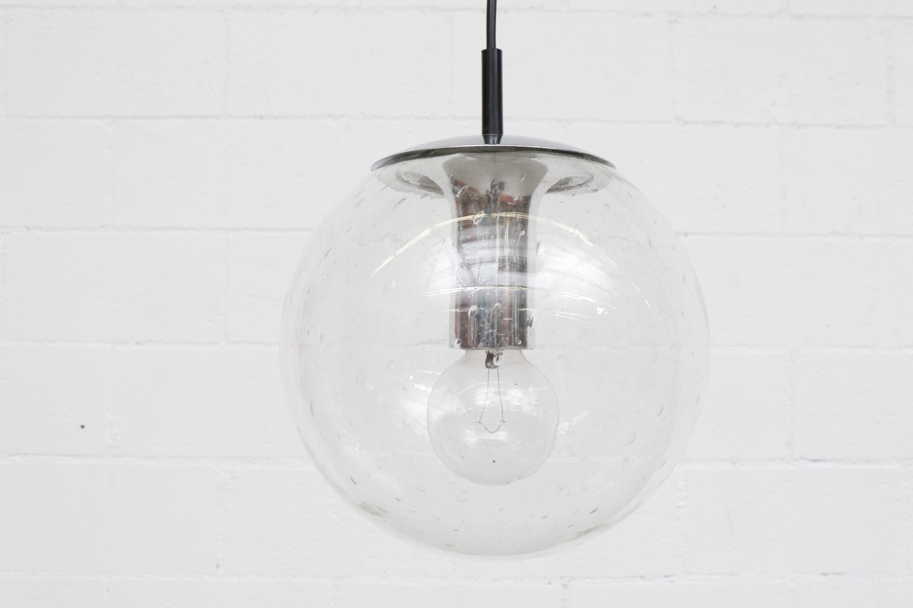 RAAK Stil mundgeblasenes Glas Globus Lampe mit Chrom Halterung (Geblasenes Glas) im Angebot