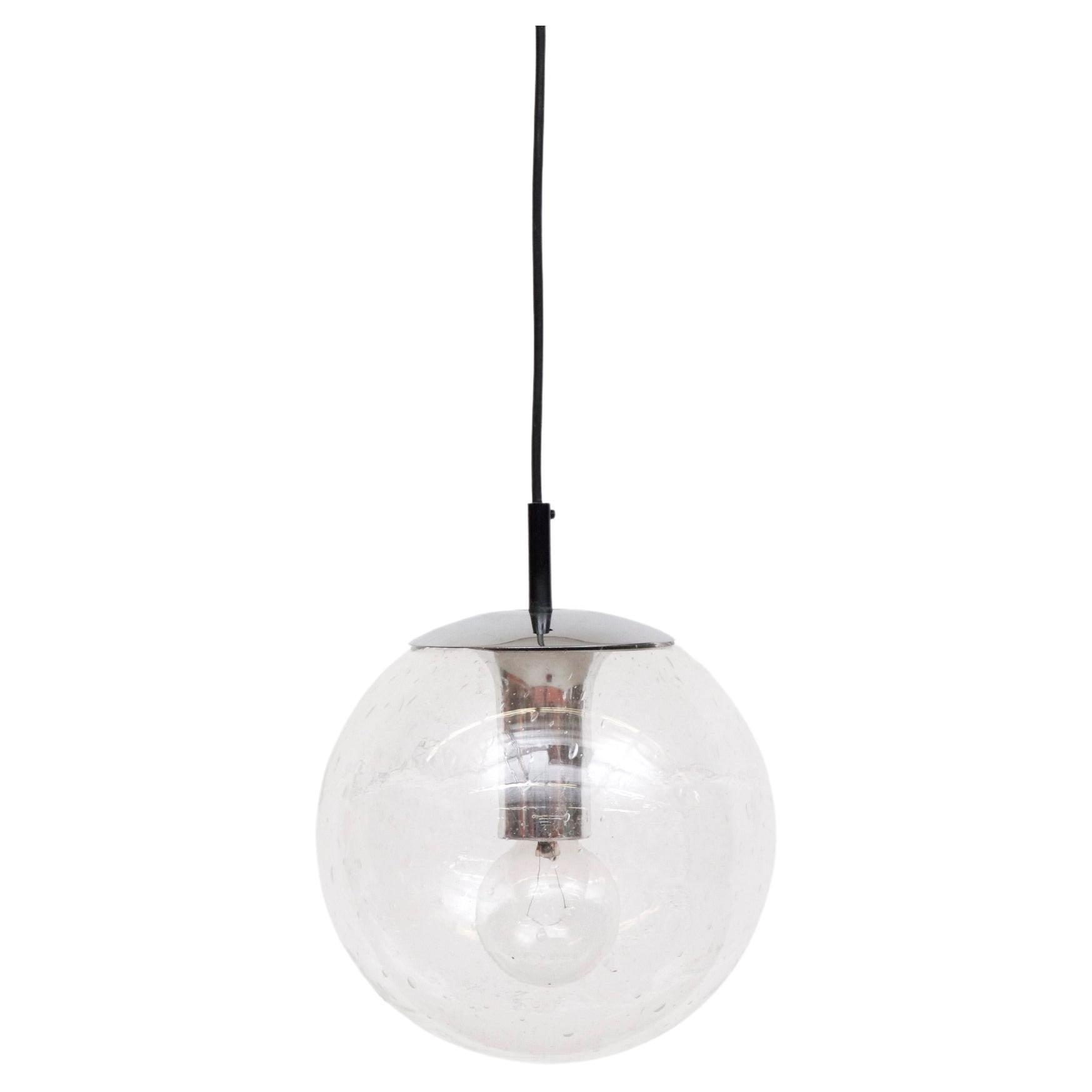 RAAK Stil mundgeblasenes Glas Globus Lampe mit Chrom Halterung im Angebot