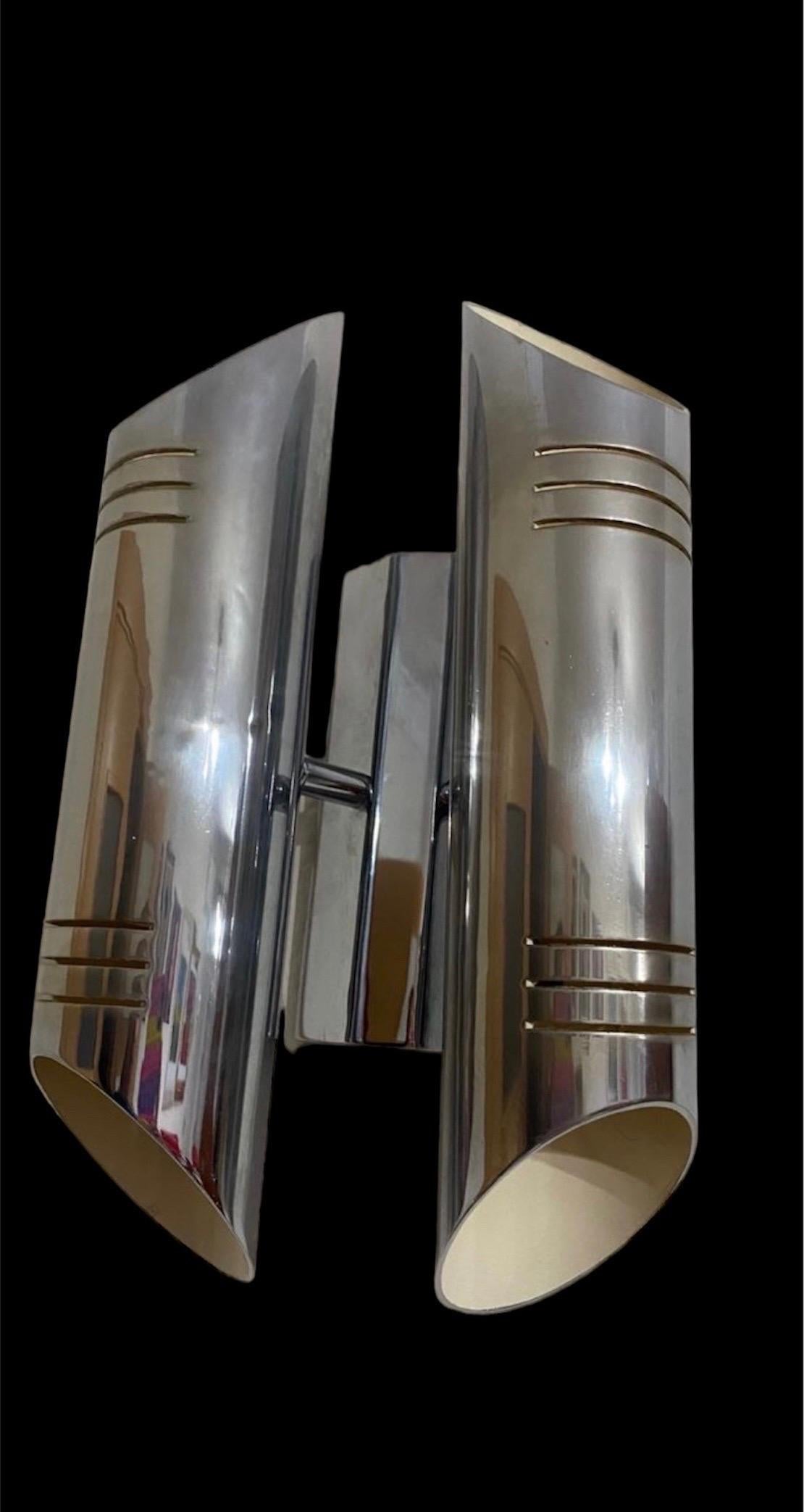 Superbe paire d'appliques tubulaires produites à l'époque du Space Age  dans les années 70.

Structure en métal chromé.

Objet unique qui illuminera à merveille et apportera une véritable touche design à votre intérieur.

Électricité vérifiée,