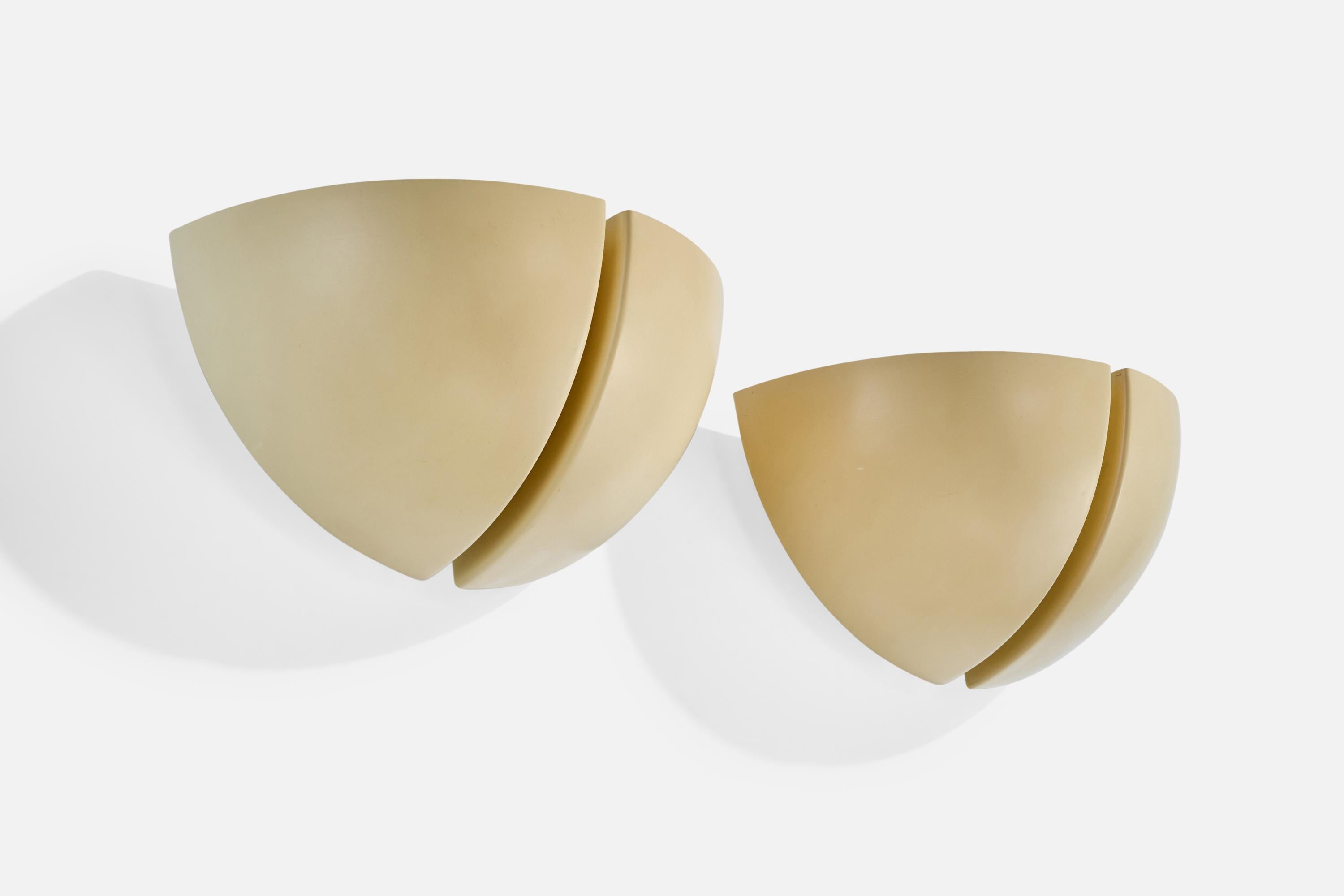 Coppia di lampade da parete in plastica dura e metallo di colore bianco crema prodotte da RAAK, Paesi Bassi, anni '70 circa.

Leggera usura dovuta all'età e all'uso.

Dimensioni complessive (pollici): 7,5 
