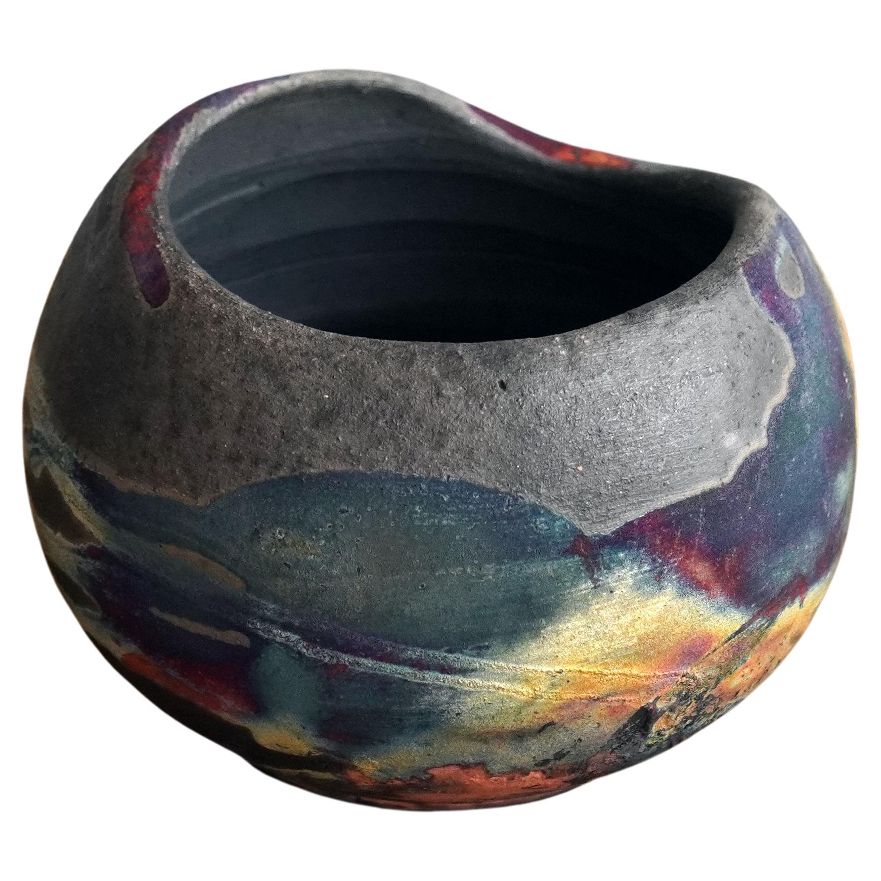 Raaquu Hikari Raku-Keramikvase – Kohlenstoff-Kupfer – Handgefertigte Keramik, Malaysia