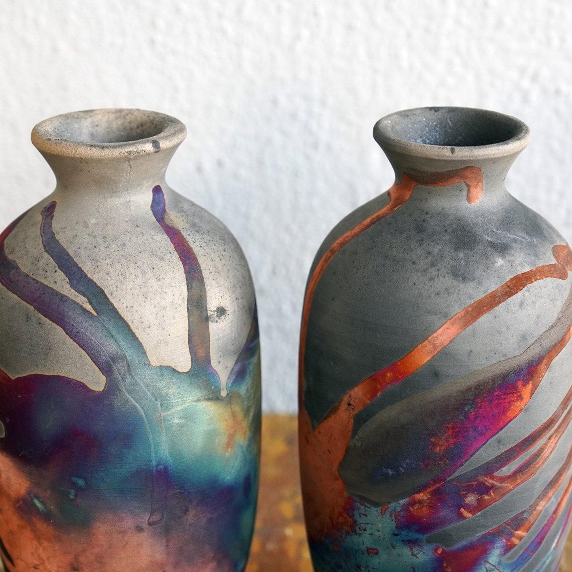 Moderne Koban 2 packs de vases en poterie Raku avec tube d'eau - Carbon Copper - Handmade en vente