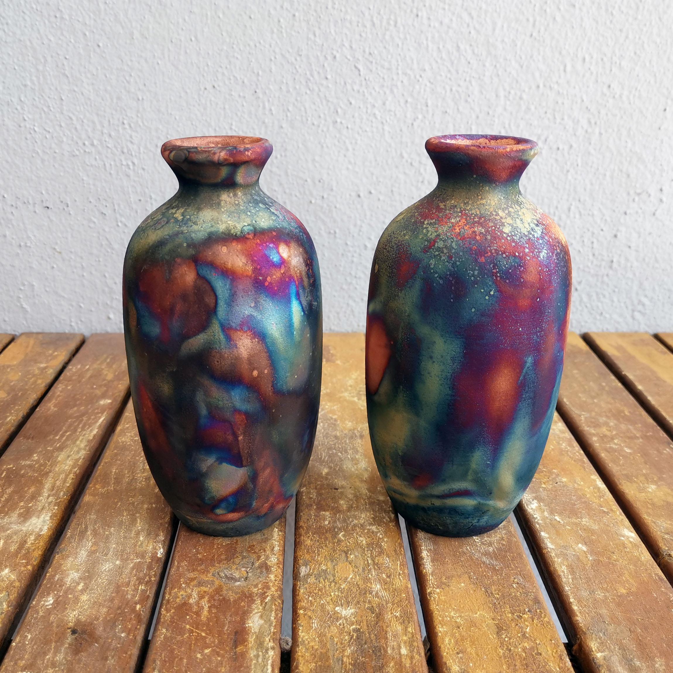 Koban (小判) - (n) ovale

NOUVEAU ET AMÉLIORÉ : Ce vase est livré avec un insert tubulaire étanche pour les fleurs fraîches et les boutures. La largeur de l'insert est de 2cm/0.8 inches.

Vous recevez : 2 unités du vase Koban en finition cuivre