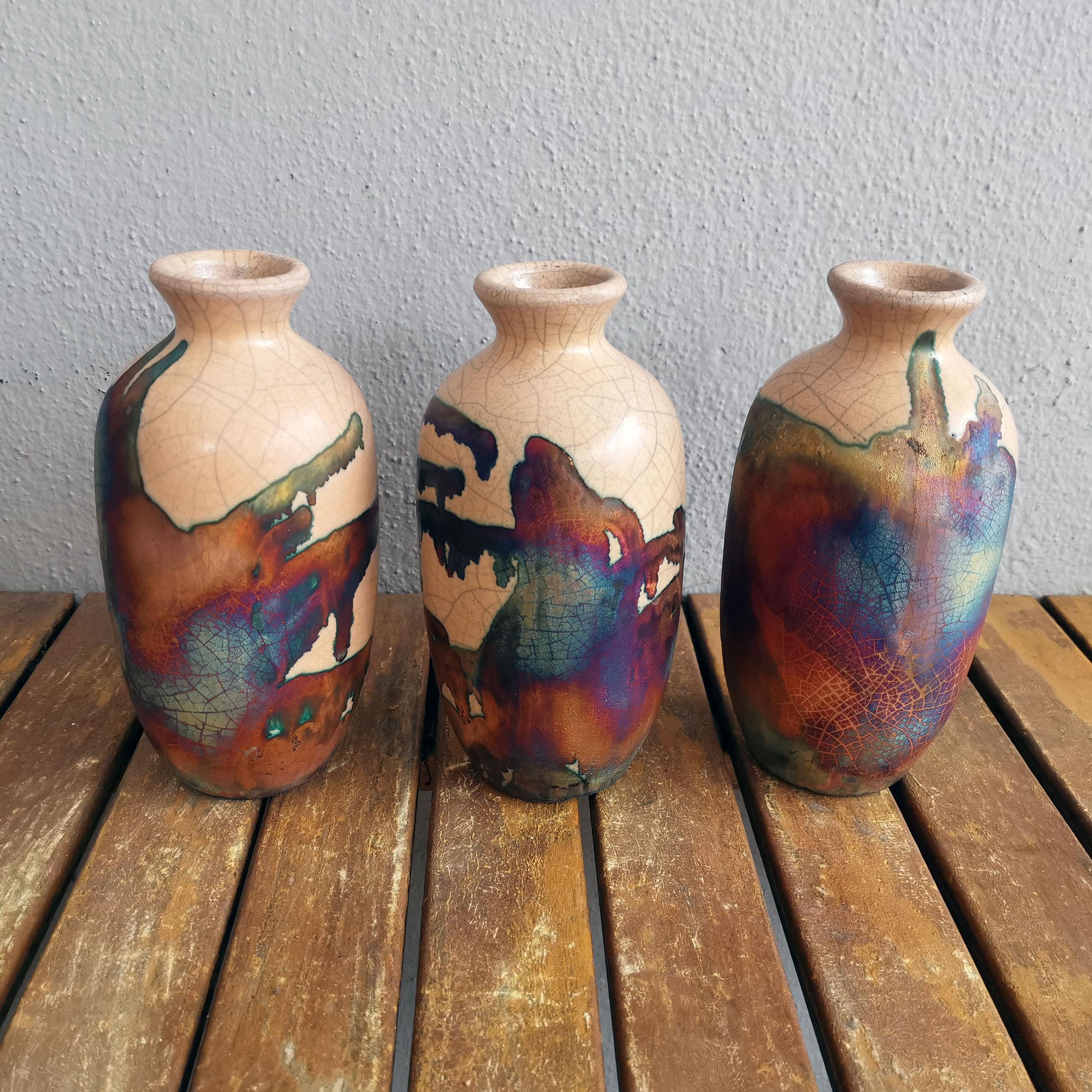 Koban (小判) - (n) ovale

NUOVO E MIGLIORATO: Questo vaso è dotato di un tubo impermeabile per fiori freschi e talee. La larghezza dell'inserto è di 2 cm/0,8 pollici

Ricevi: 3 unità di vaso Koban con finitura mezza rame opaca.

Il vaso Koban è un